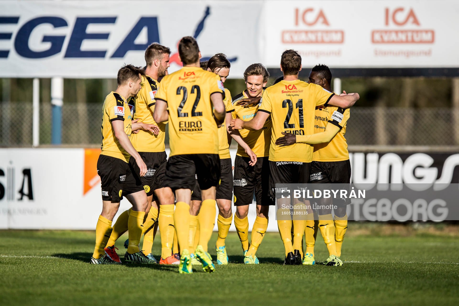 Frejs Joakim Runnemo gör 0-1 och jublar med lagkamraterna