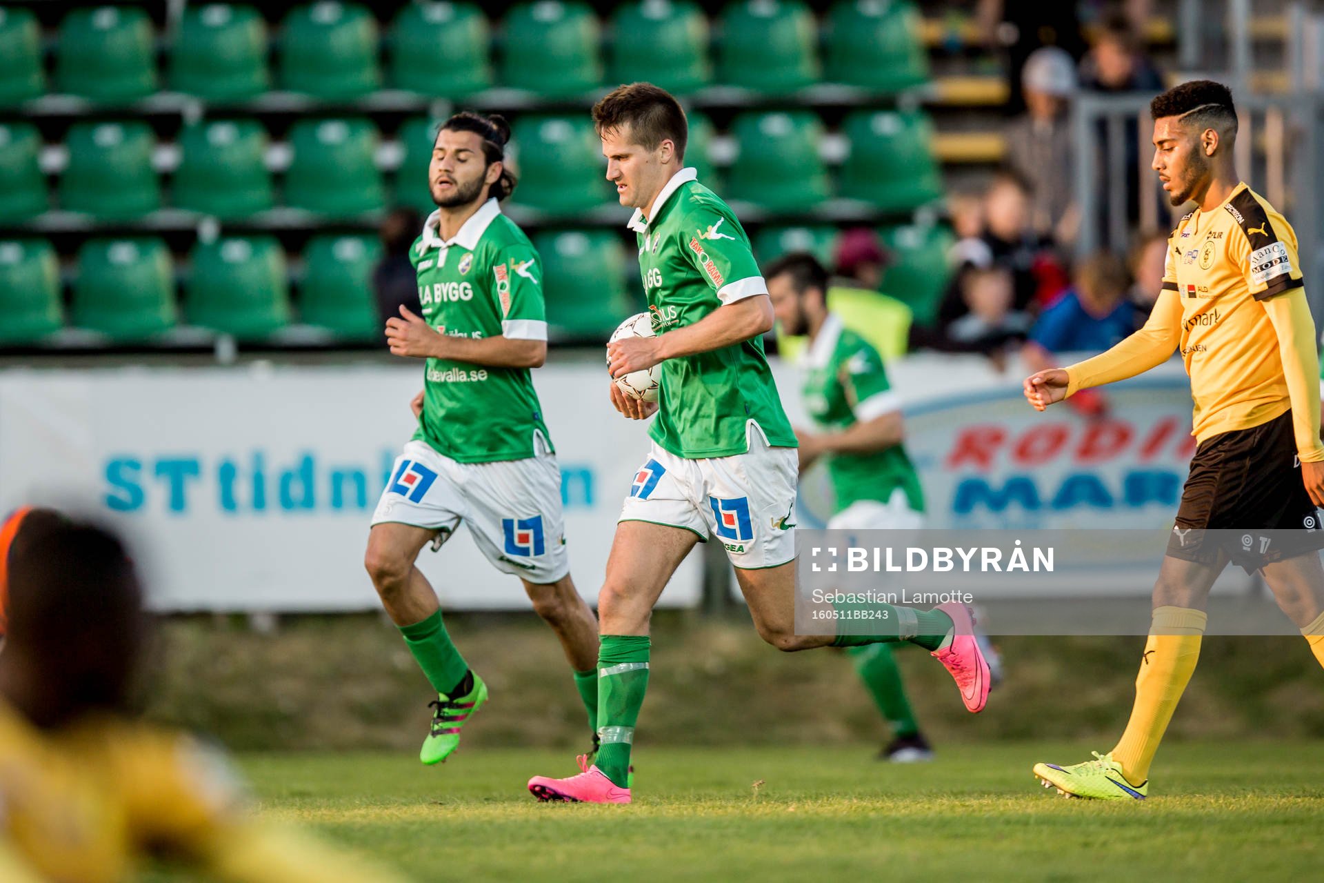 Ljungskiles Hannes Stiller har gjort 2-2 (ej i bild) och
