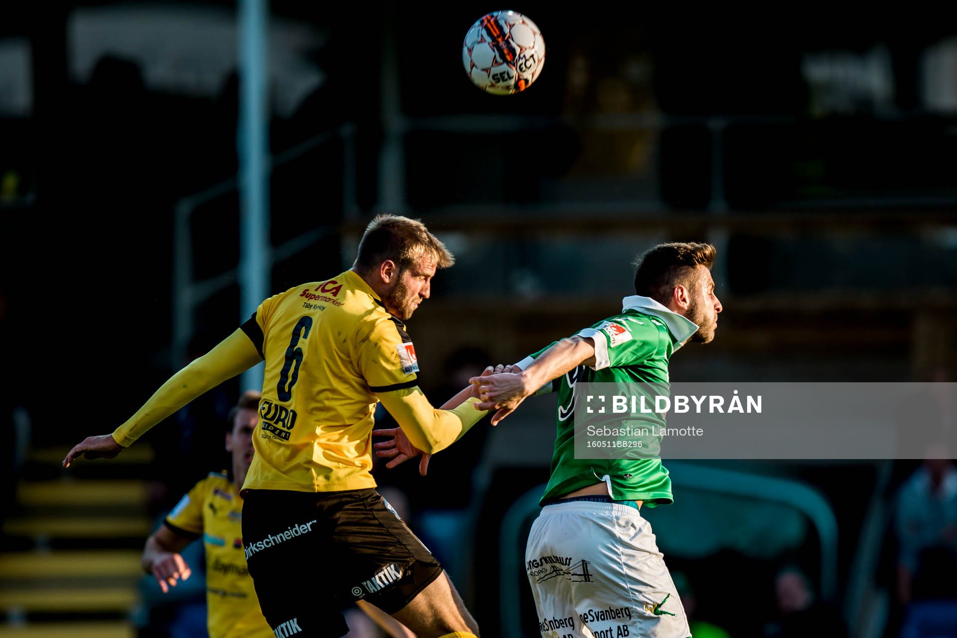 Frejs Johannes Gustafsson och Ljungskiles Admir Bajrovic