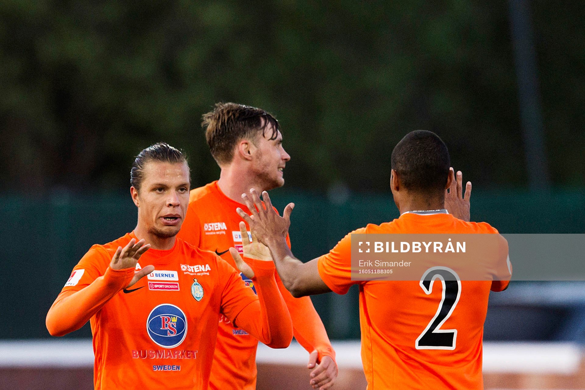Athletics Erik Figueroa och Denis Viana da Silva jublar efter fotbollsmatchen i Superettan mellan Assyriska och AFC United den 11 maj i Södertälje.