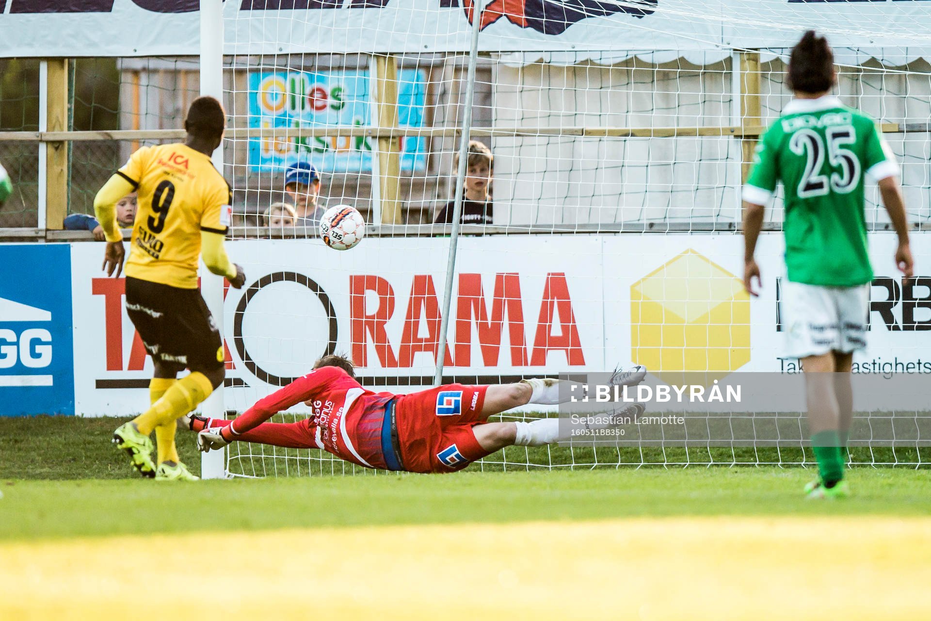 Frejs Oke Akpoveta gör 1-2 på straff och under fotbollsmatchen i Superettan mellan Ljungskile och Frej Täby den 11 maj 2016 i Ljungskile.