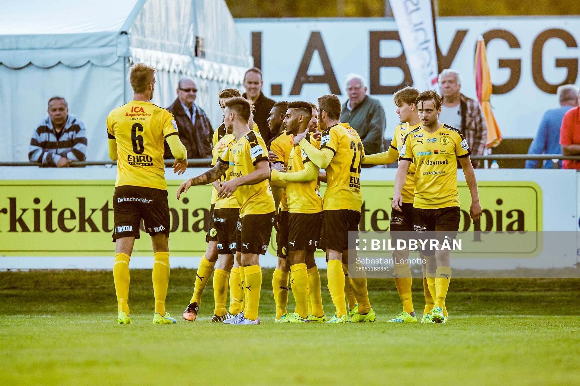 Frejs Oke Akpoveta har gjort 1-2 på straff och jublar med