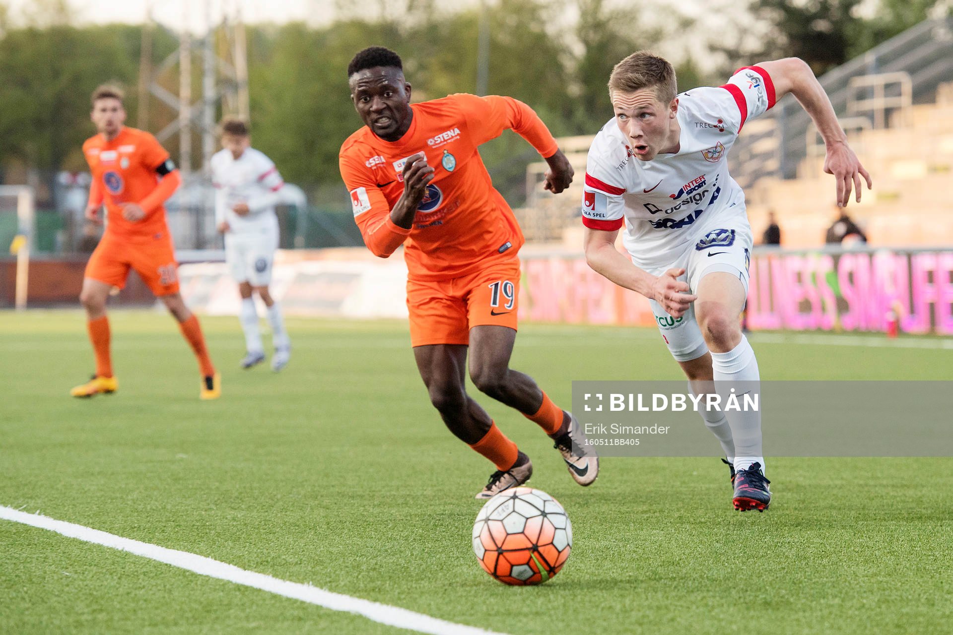 Assyriskas Gustav Jarl jagas av Athletics Mohamed Buya Tugay