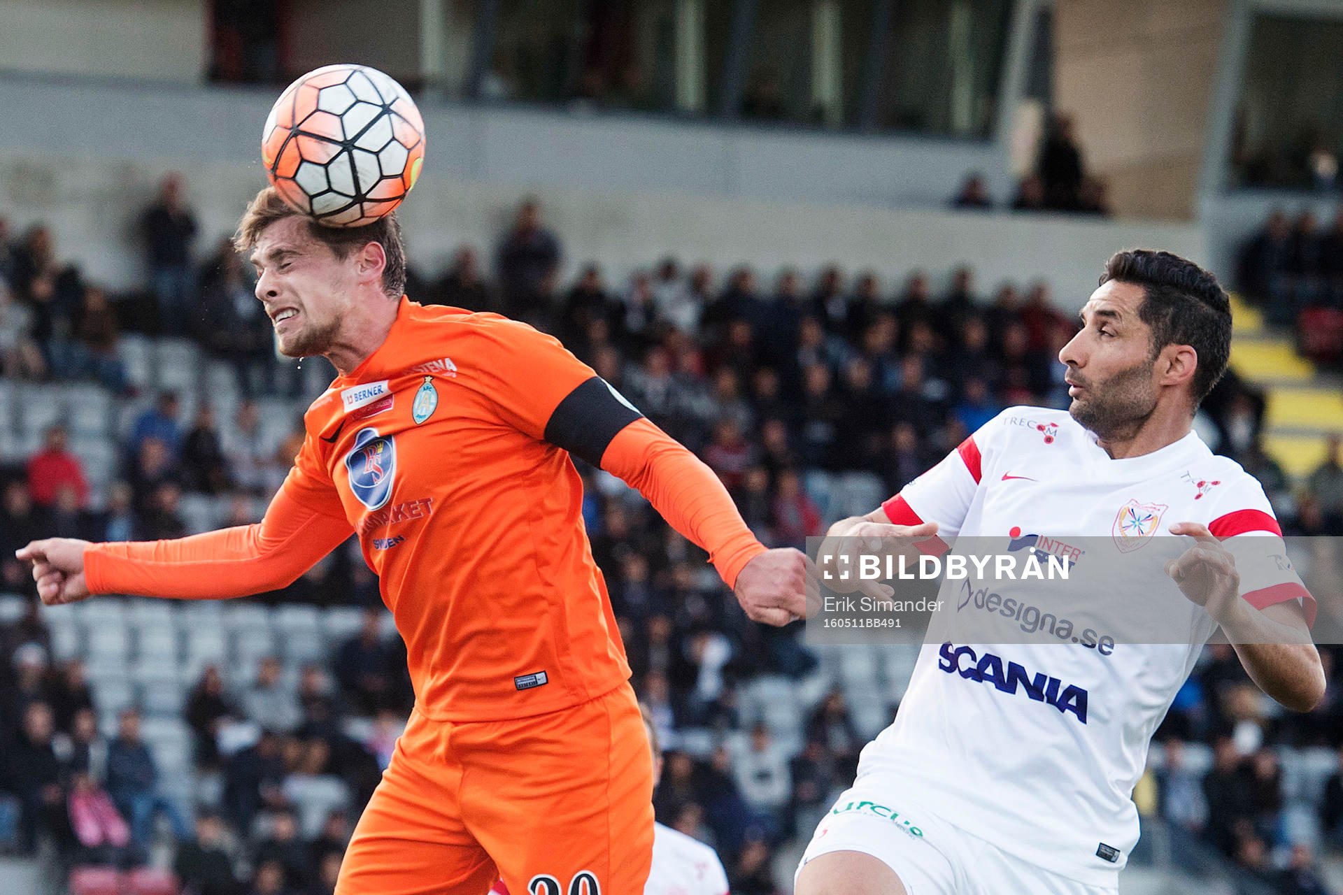 Athletics Filip Rogic rensar bollen