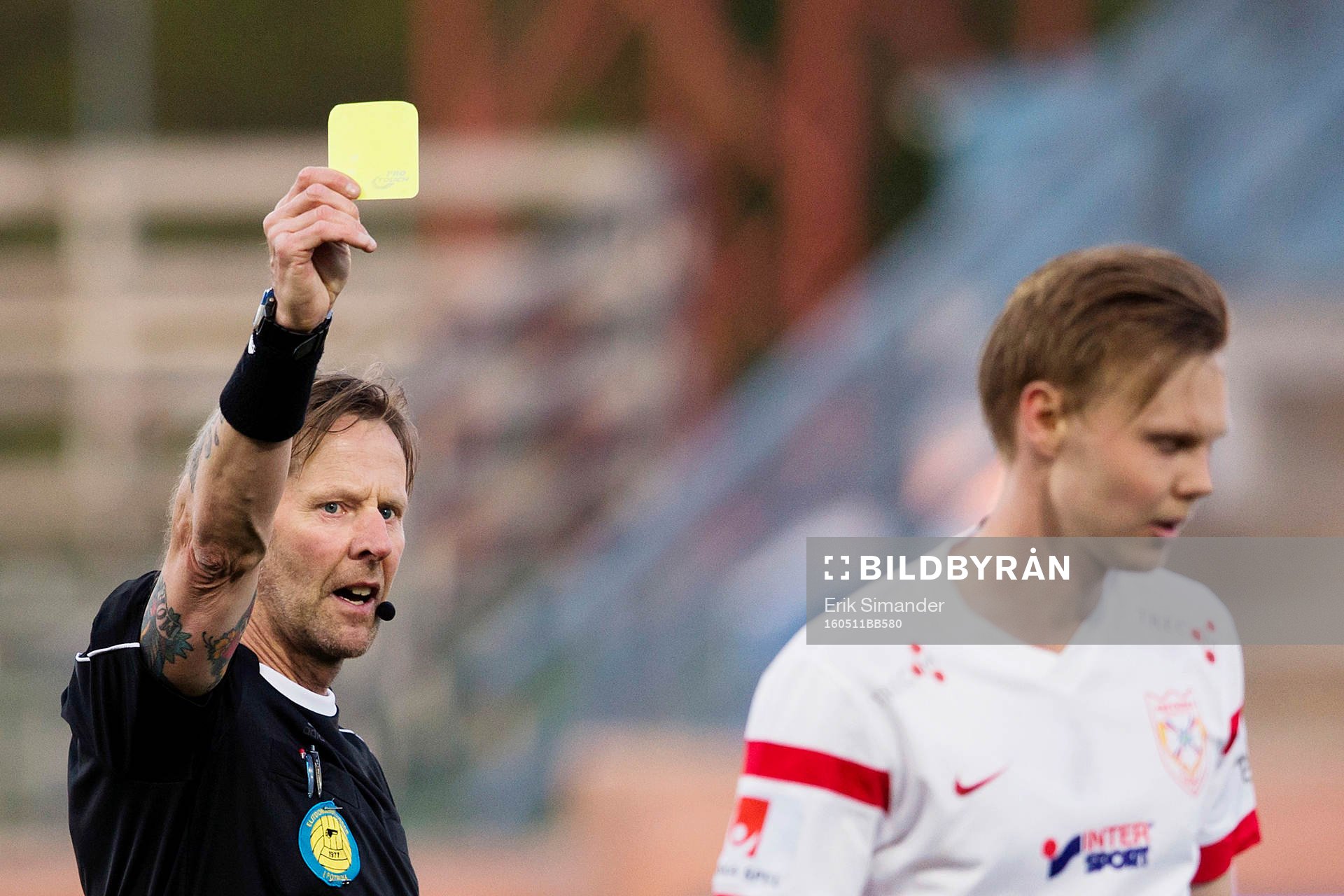 Domare Lars Olsson ger Assyriskas Gustav Jarl ett gult kort