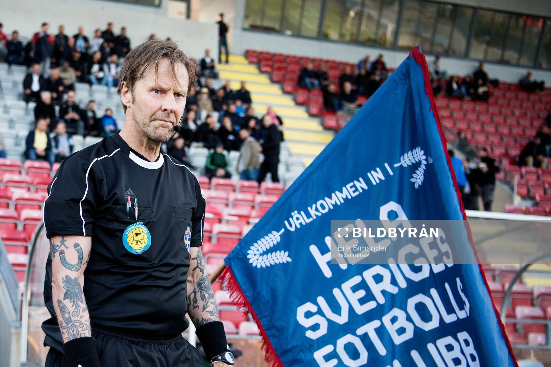 Domare Lars Olsson träder in på planen