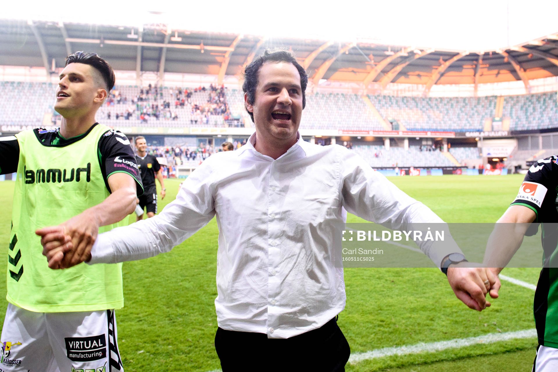 GAIS tränare Benjamin Westman tackar publiken efter fotbollsmatchen i Superettan mellan GAIS och Åtvidaberg den 11 maj 2016 i Göteborg.