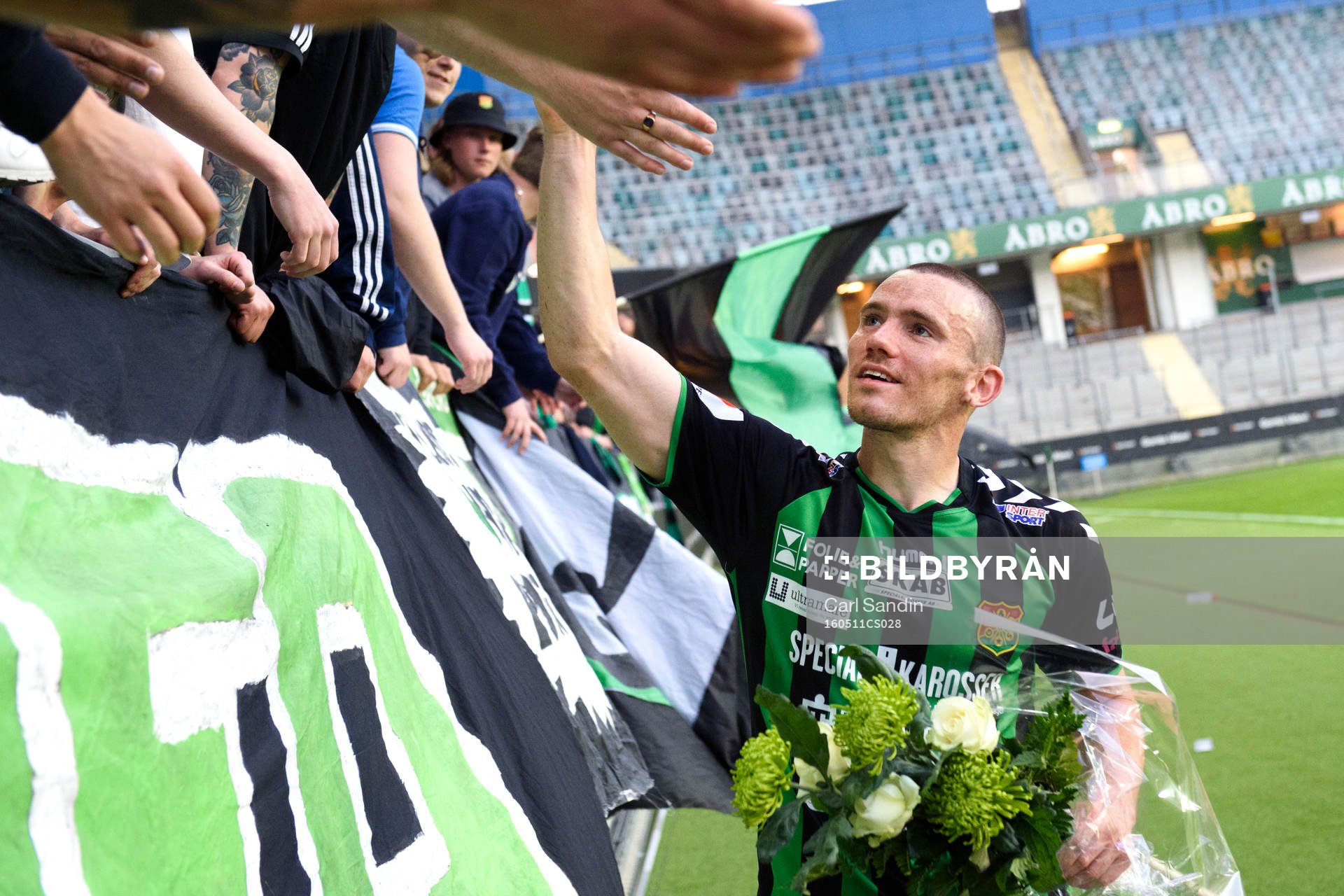 GAIS James Sinclair tackar publiken efter fotbollsmatchen i Superettan mellan GAIS och Åtvidaberg den 11 maj 2016 i Göteborg.