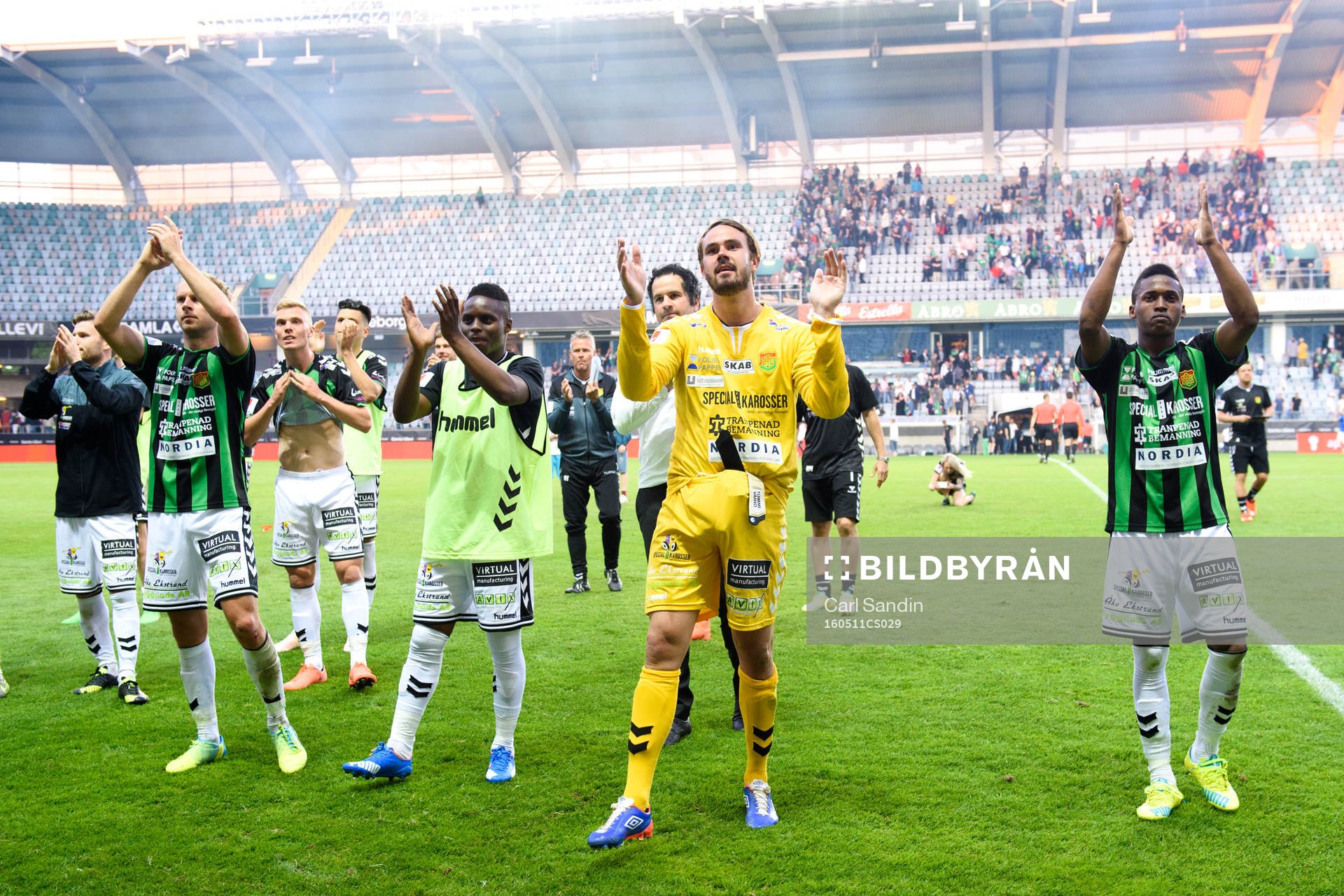 GAIS målvakt Tommi Vaiho och Luther Singh tackar publiken