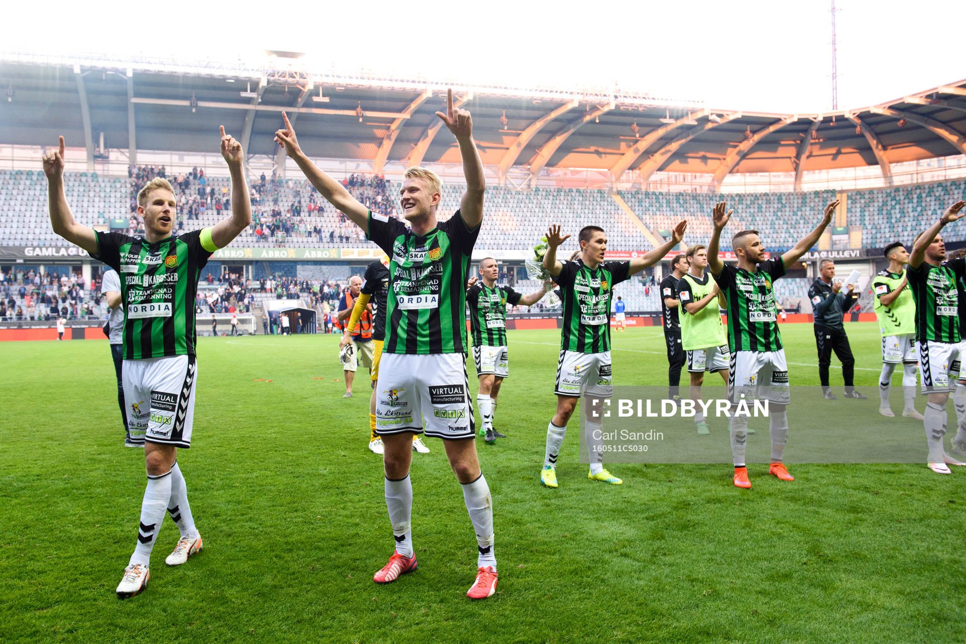 GAIS Steven Old och Carl Nyström tackar publiken efter fotbollsmatchen i Superettan mellan GAIS och Åtvidaberg den 11 maj 2016 i Göteborg.