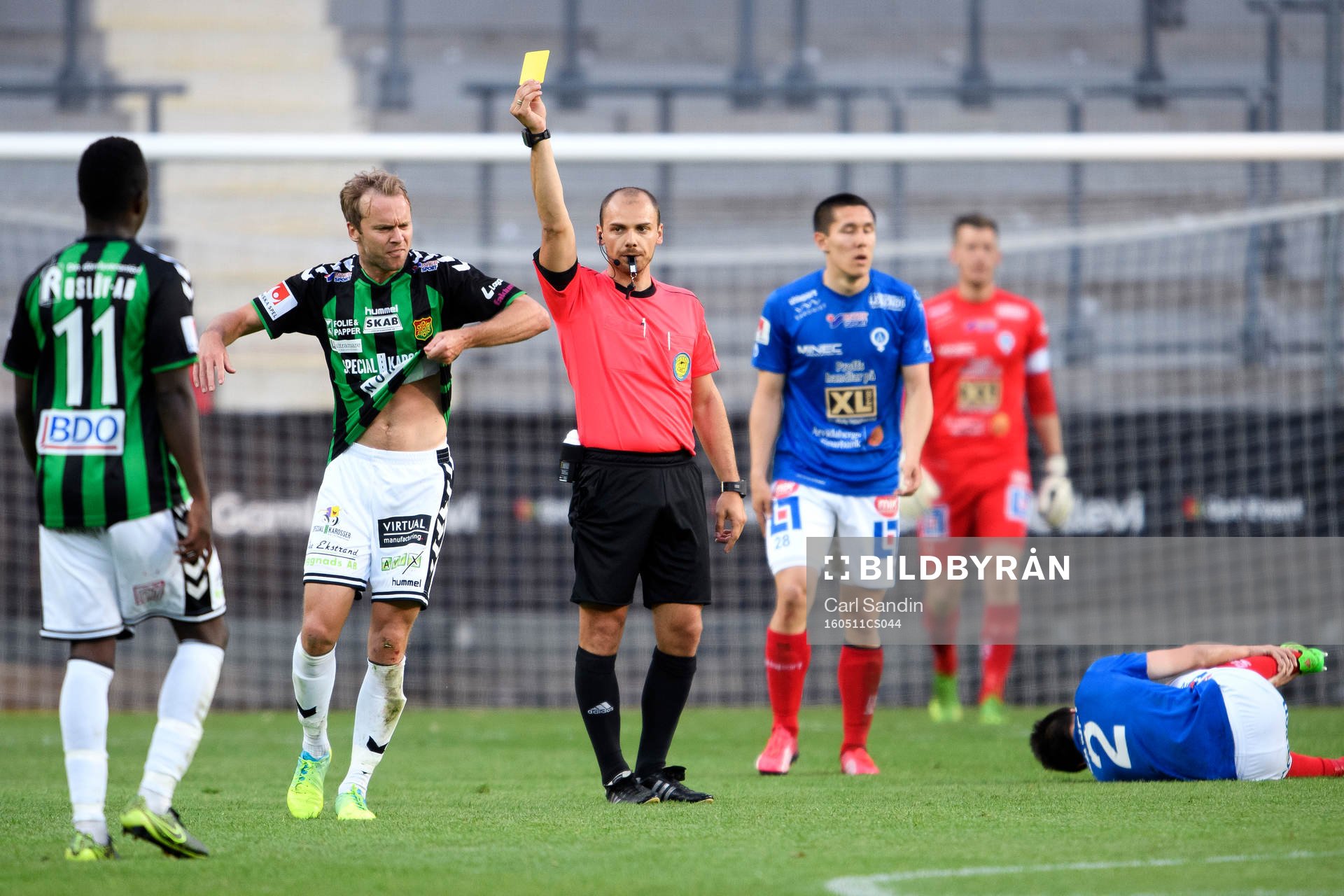GAIS Craig Henderson reagerar när han får gult kort av
