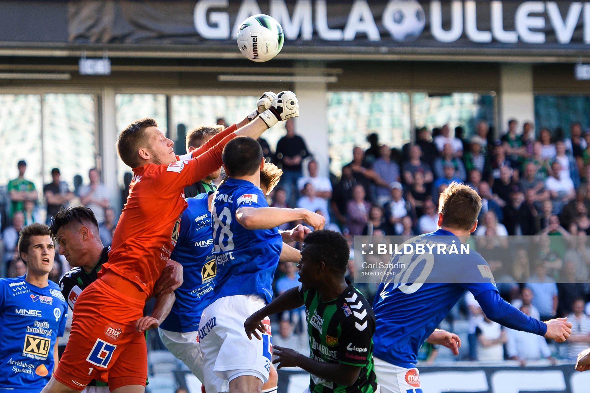 under Åtvidabergs målvakt Gustav Jansson boxar undan
