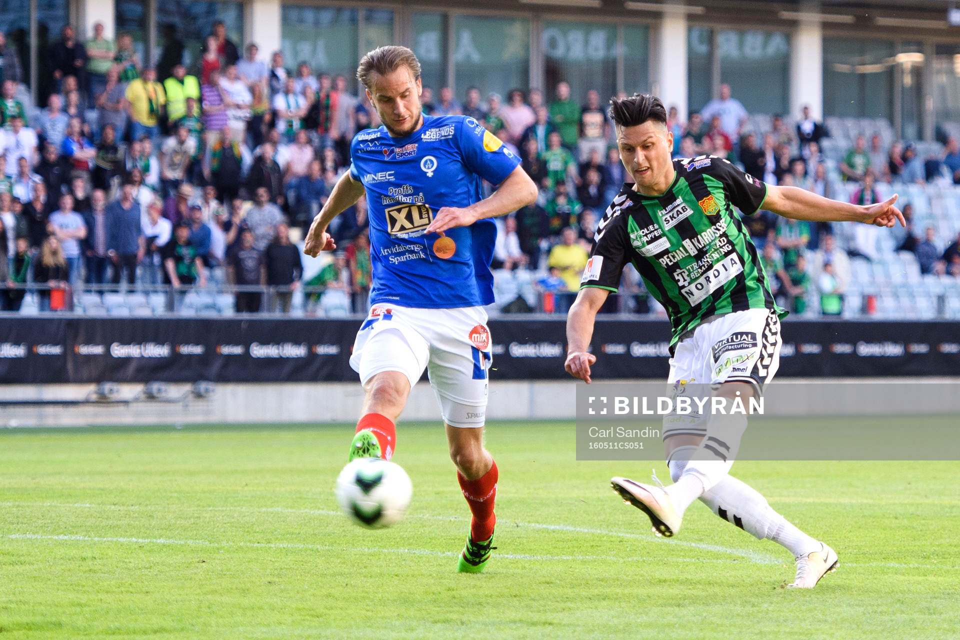 Åtvidabergs Månz Karlsson försöker täcka skott från