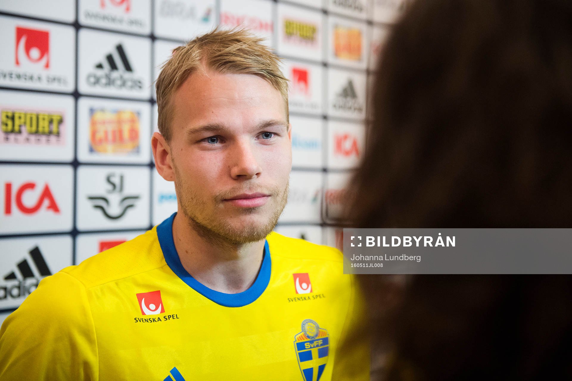 Oscar Lewicki  blir intervjuad under en presskonferens där EM-truppen presenteras den 11 maj 2016 i Stockholm.