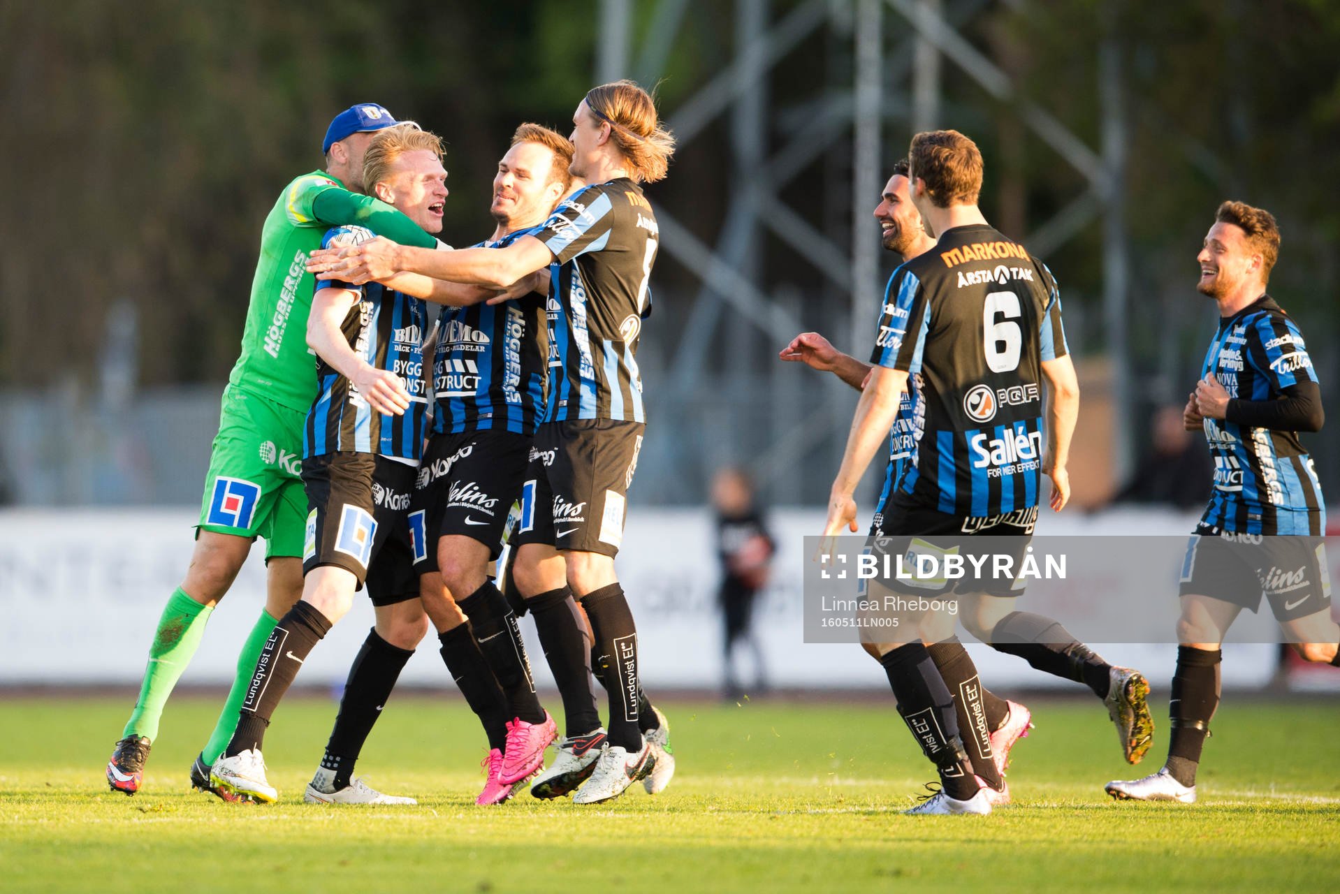 Sirius Nicklas Maripuu jublar tillsammans med lagkamraterna efter att ha gjort 2-1 under fotbollsmatchen i Superettan mellan Sirius och Syrianska den 11 maj 2016 i Uppsala.