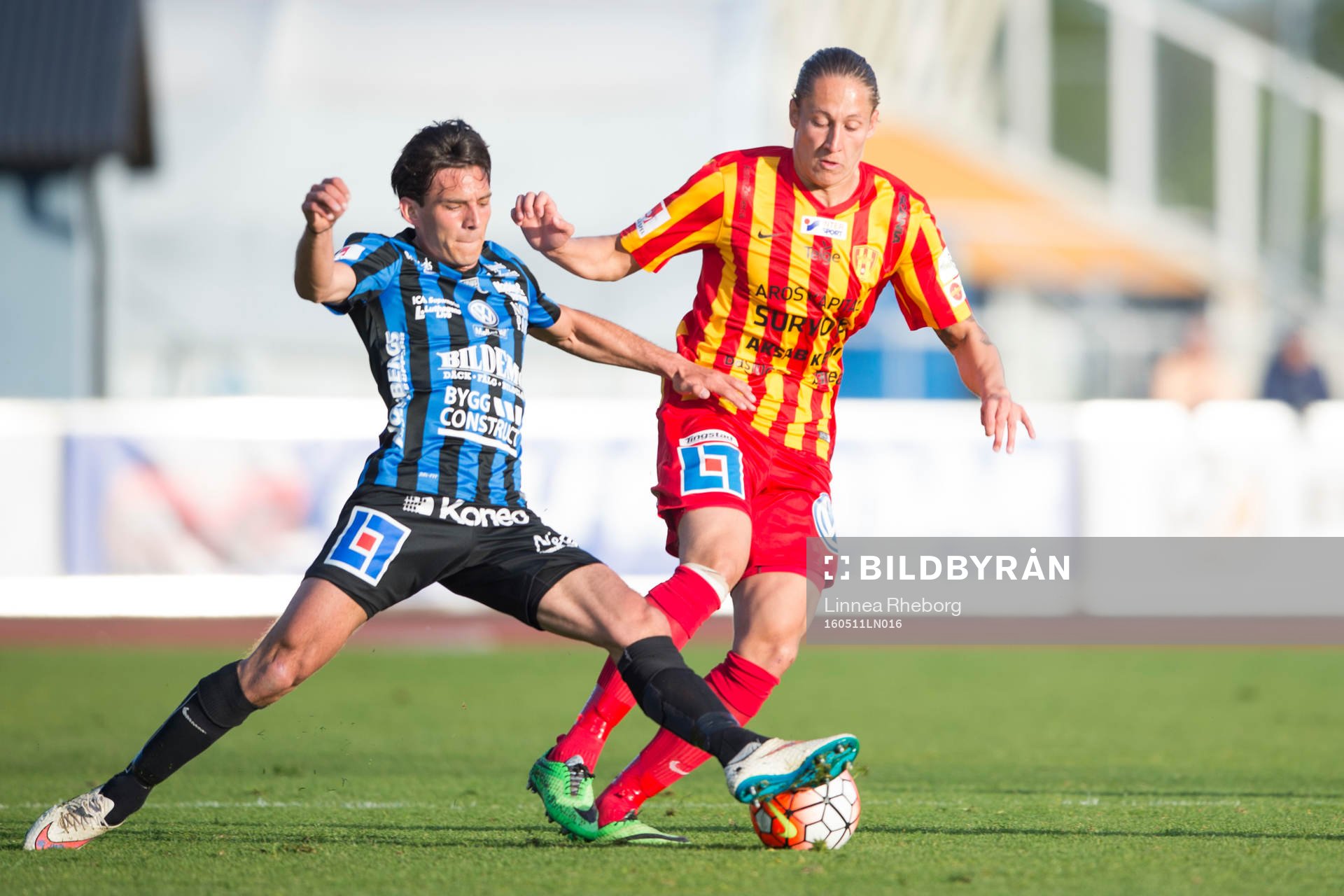 Sirius Ian Sirelius och Syrianskas Felix Michel i kamp om bollen under fotbollsmatchen i Superettan mellan Sirius och Syrianska den 11 maj 2016 i Uppsala.