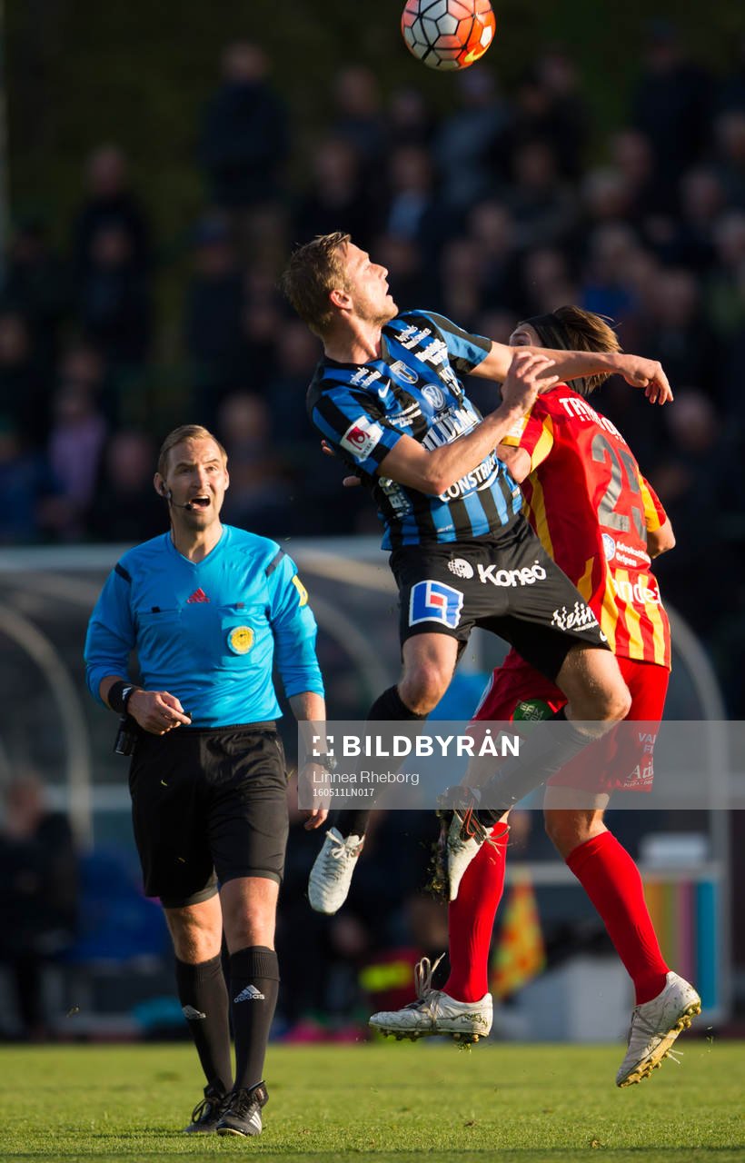 Sirius Christer Gustafsson och Syrianskas Sasha Aneff i kamp om bollen under domare Jim Petersson iakttagelse under fotbollsmatchen i Superettan mellan Sirius och Syrianska den 11 maj 2016 i Uppsala.