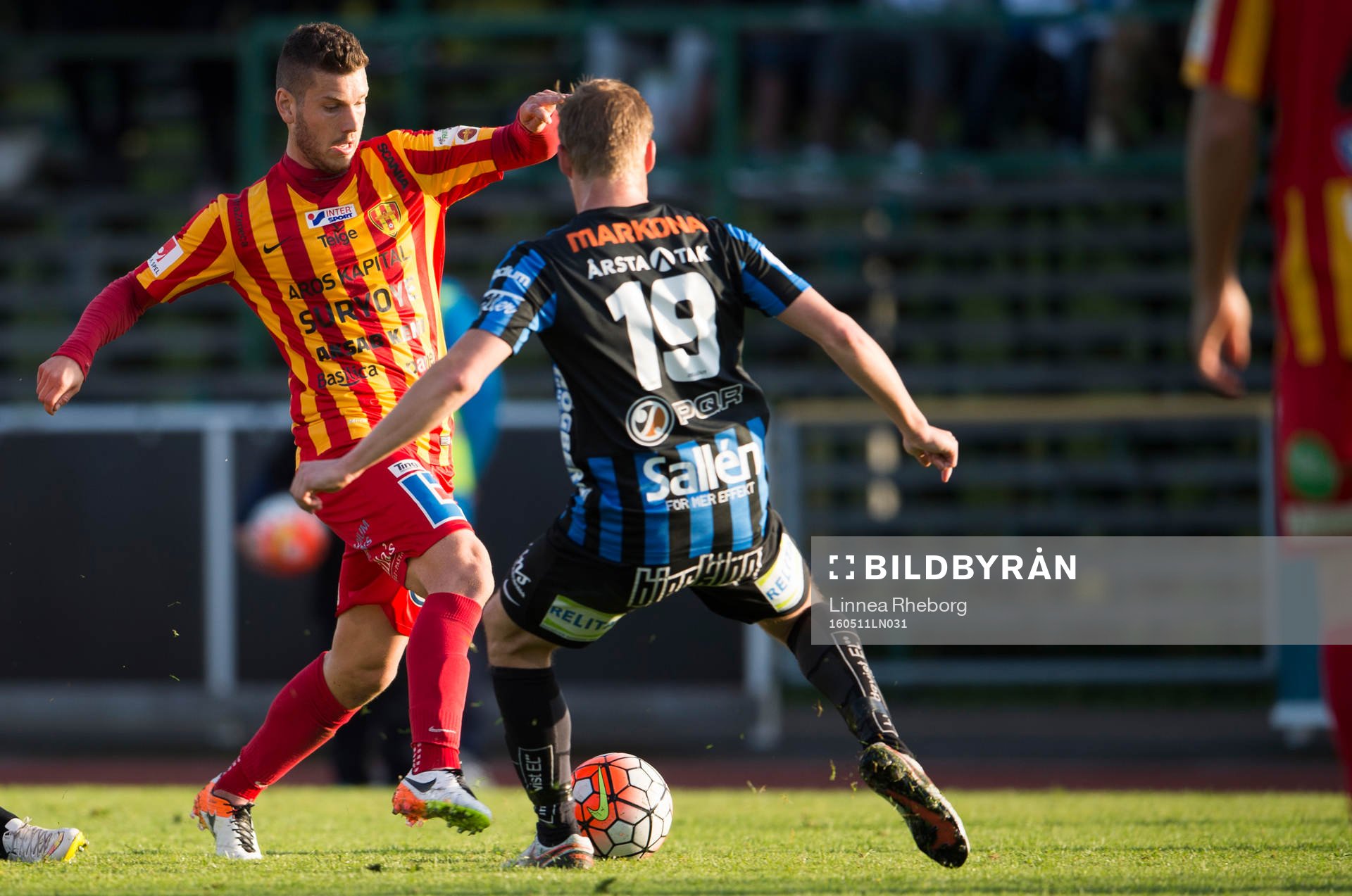Syrianskas Daniel Nilsson och Sirius Christer Gustafsson i kamp om bollen under fotbollsmatchen i Superettan mellan Sirius och Syrianska den 11 maj 2016 i Uppsala.