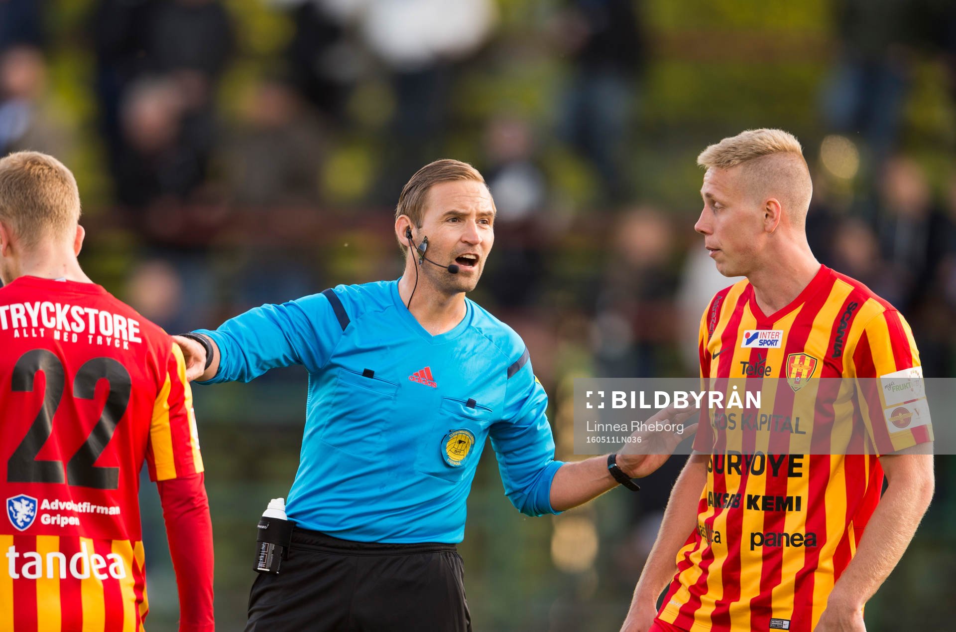 Domare Jim Petersson och Syrianskas Mattias Liljestrand under fotbollsmatchen i Superettan mellan Sirius och Syrianska den 11 maj 2016 i Uppsala.