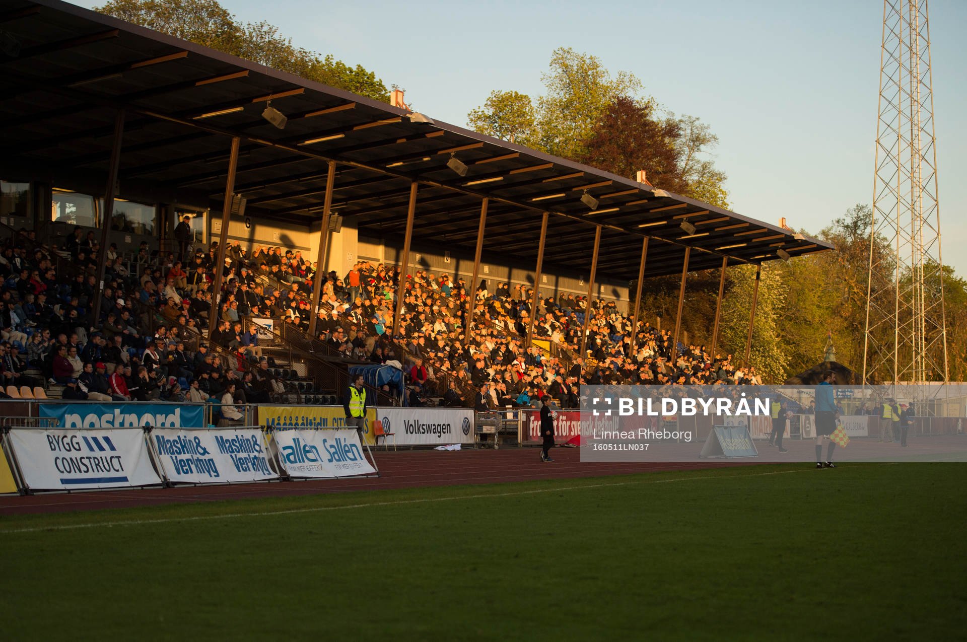 Kvällssol lyser över läktaren på Studenternas IP under fotbollsmatchen i Superettan mellan Sirius och Syrianska den 11 maj 2016 i Uppsala.