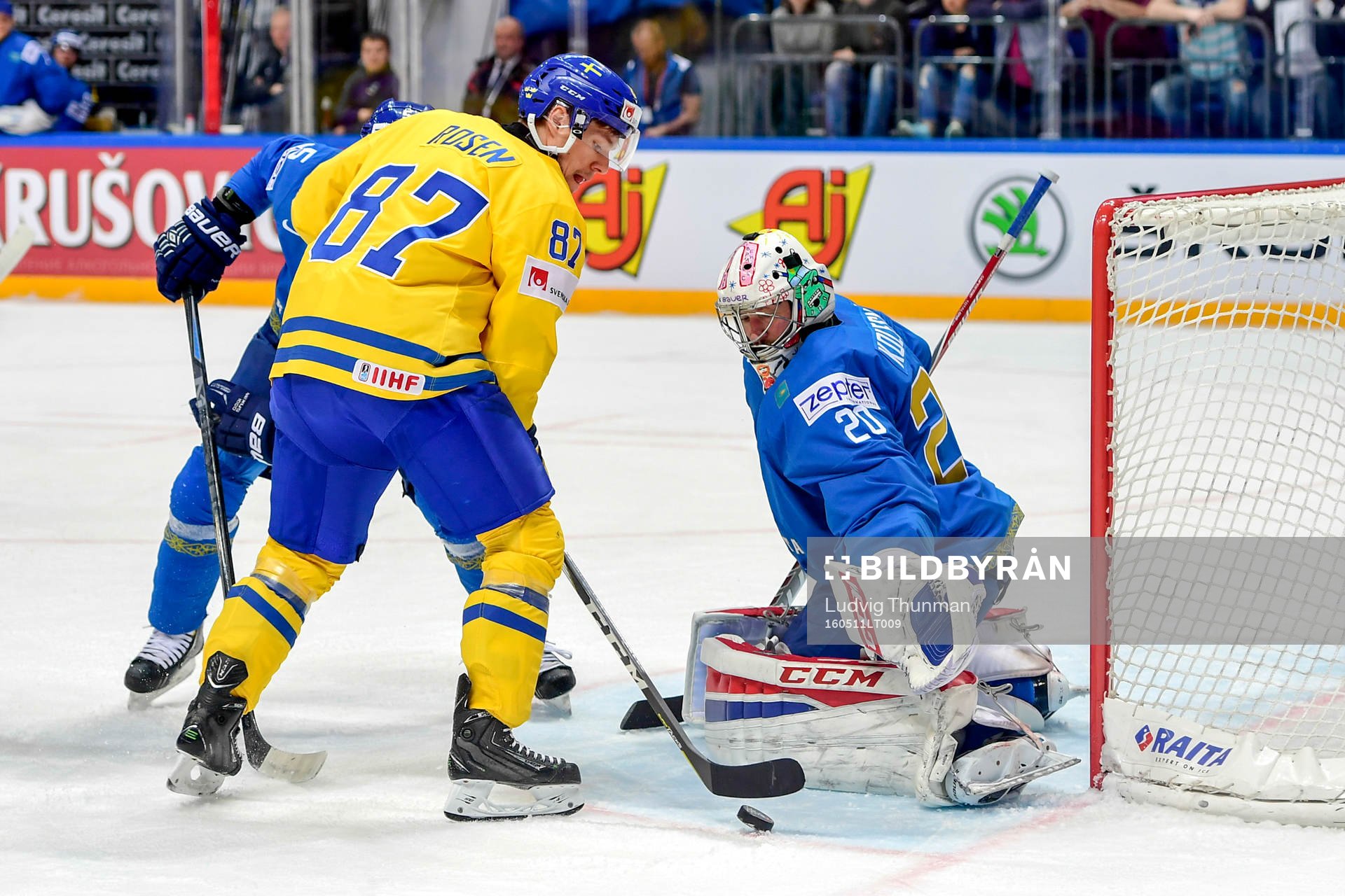Sveriges Robert Rosen och Kazakstans målvakt Vitali