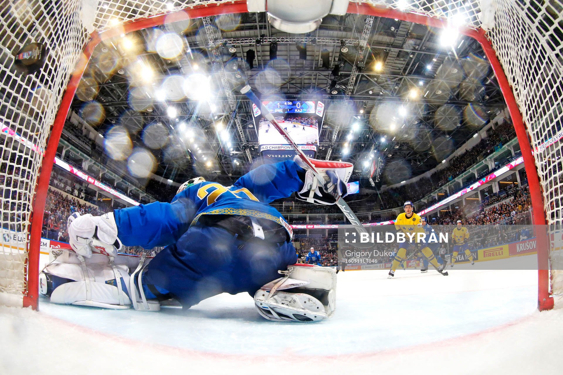 Sveriges Linus Klasen (ej i bild) gör 2-0 bakom Kazakstans