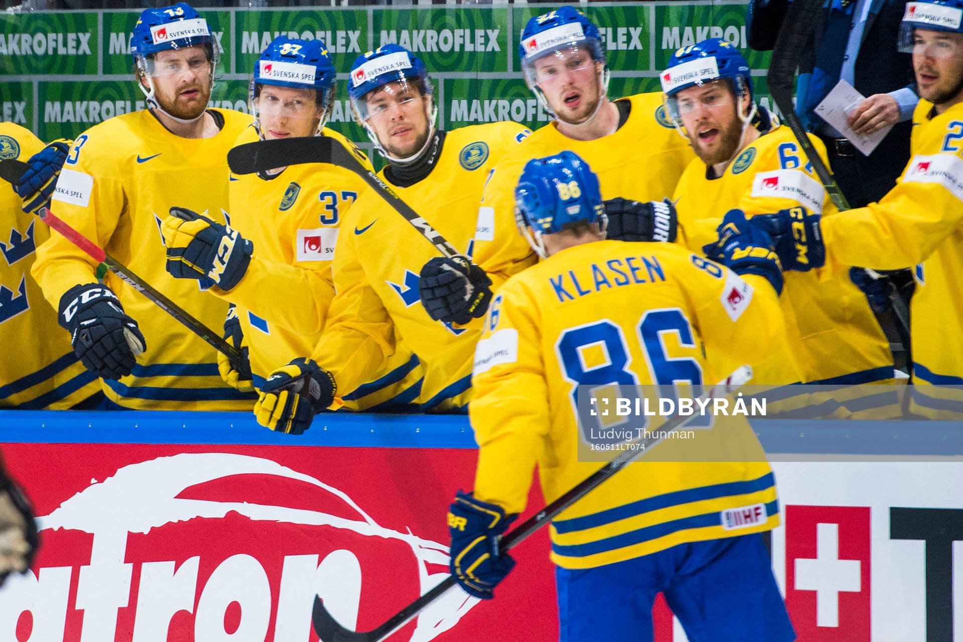 Sveriges Linus Klasen jublar med bänken