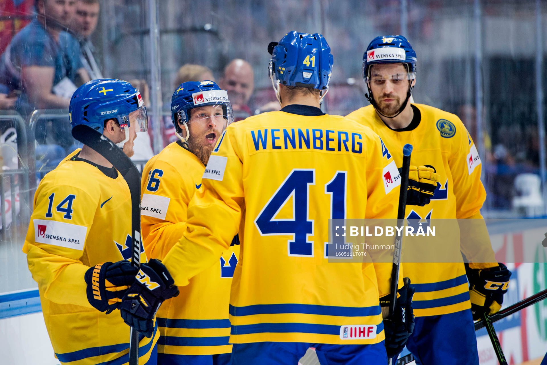 Sveriges spelare jublar med Linus Klasen som gjort 2-0