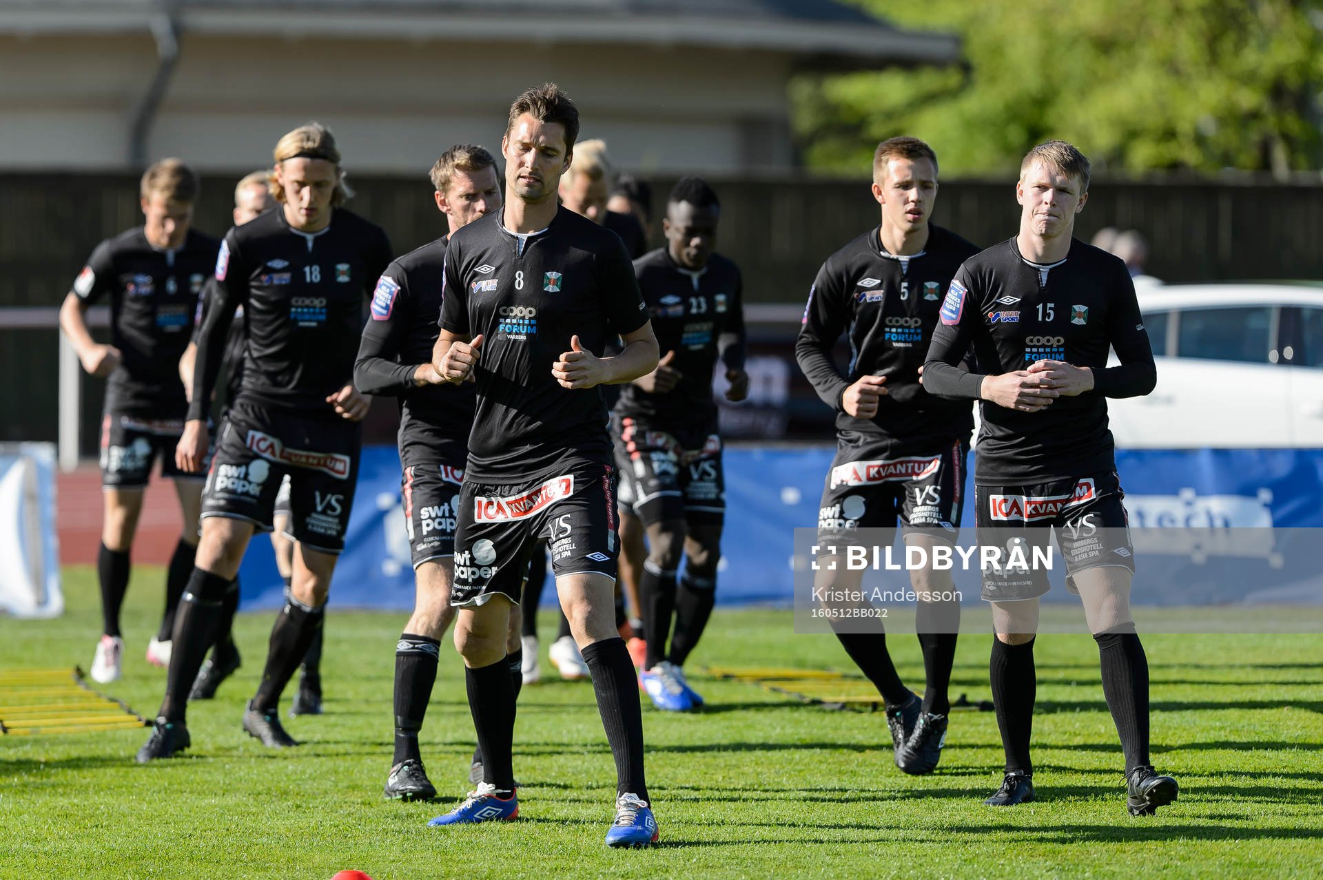 Varbergs spelare värmer upp före fotbollsmatchen i