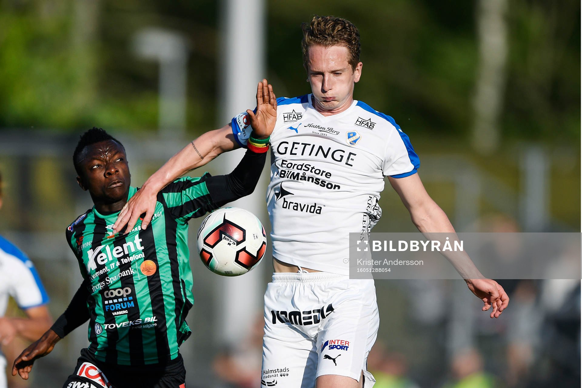 Varbergs Thomas Boakye och Halmstads Andreas Bengtsson under fotbollsmatchen i Superettan mellan Varberg och Halmstad den 12 maj 2016 i Varberg.