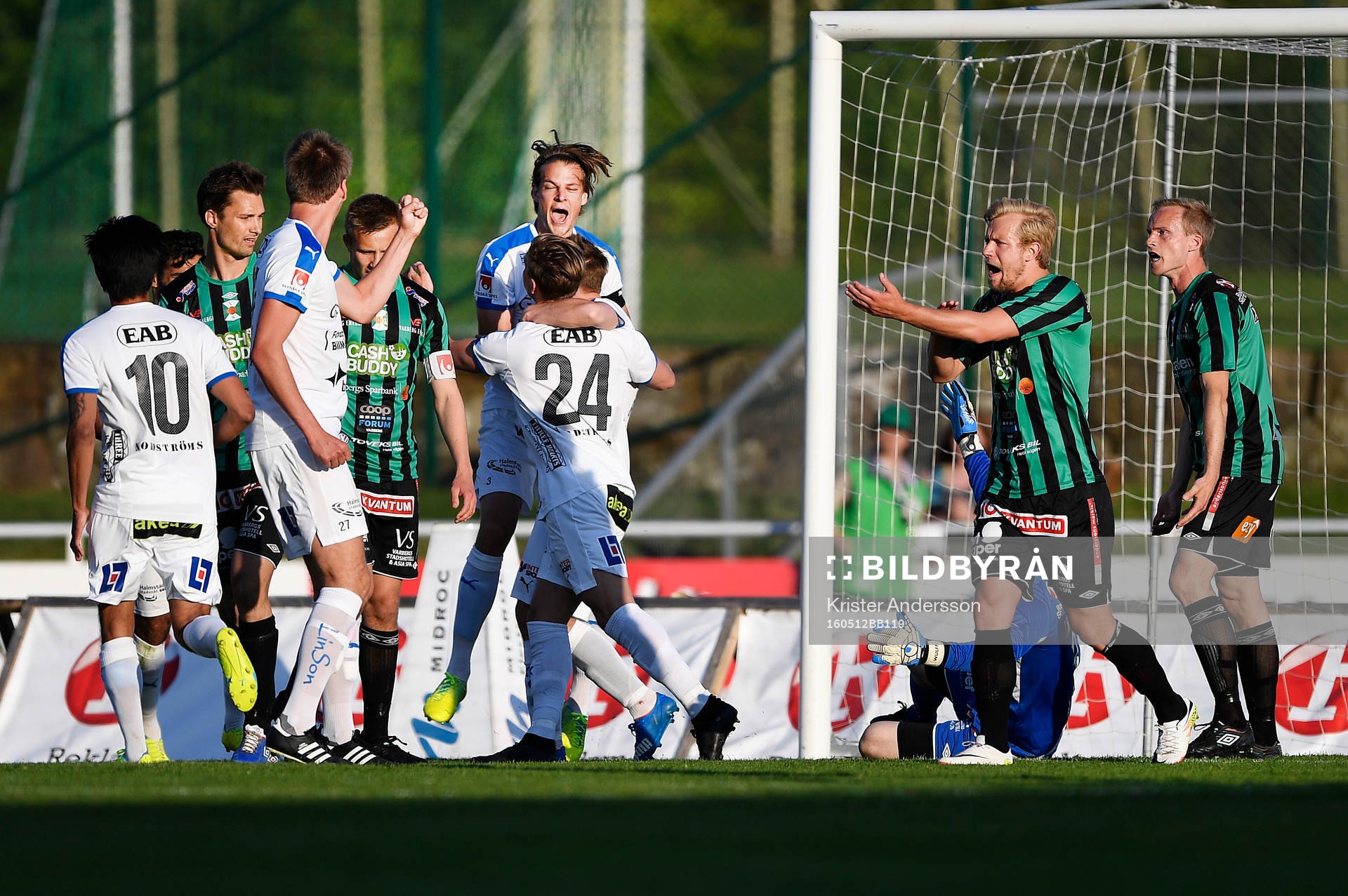 Halmstads Simon Silverholt gör 0-1 och jublar