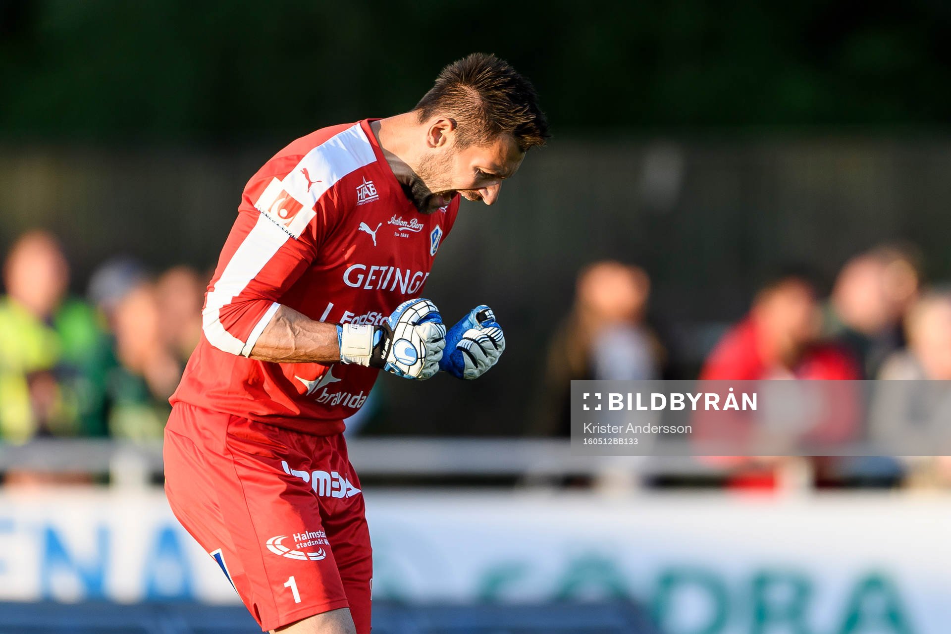 Halmstads målvakt Stojan Lukic jublar