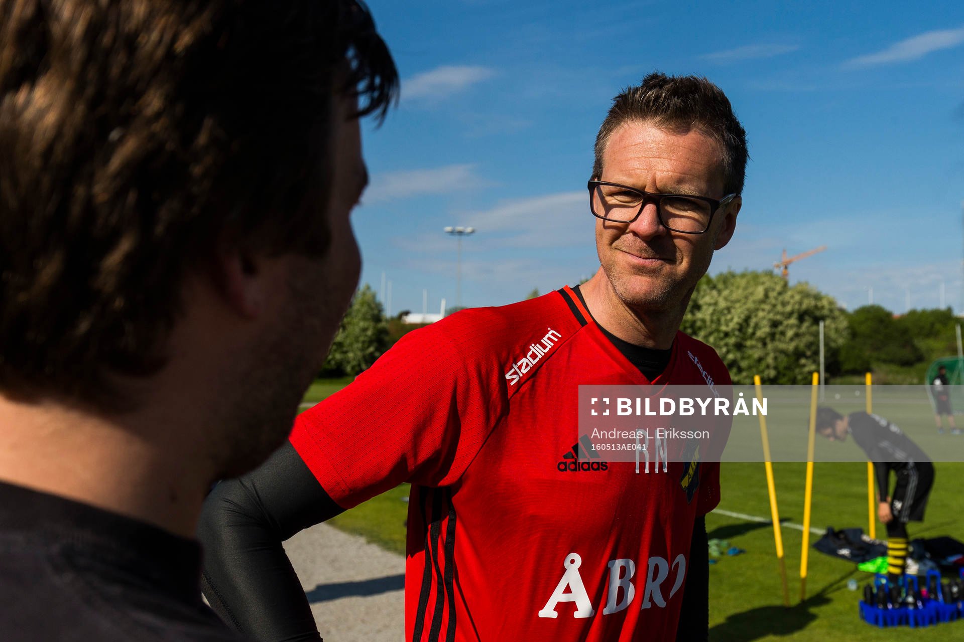 s tränare Rikard Norling pratar med supportrar