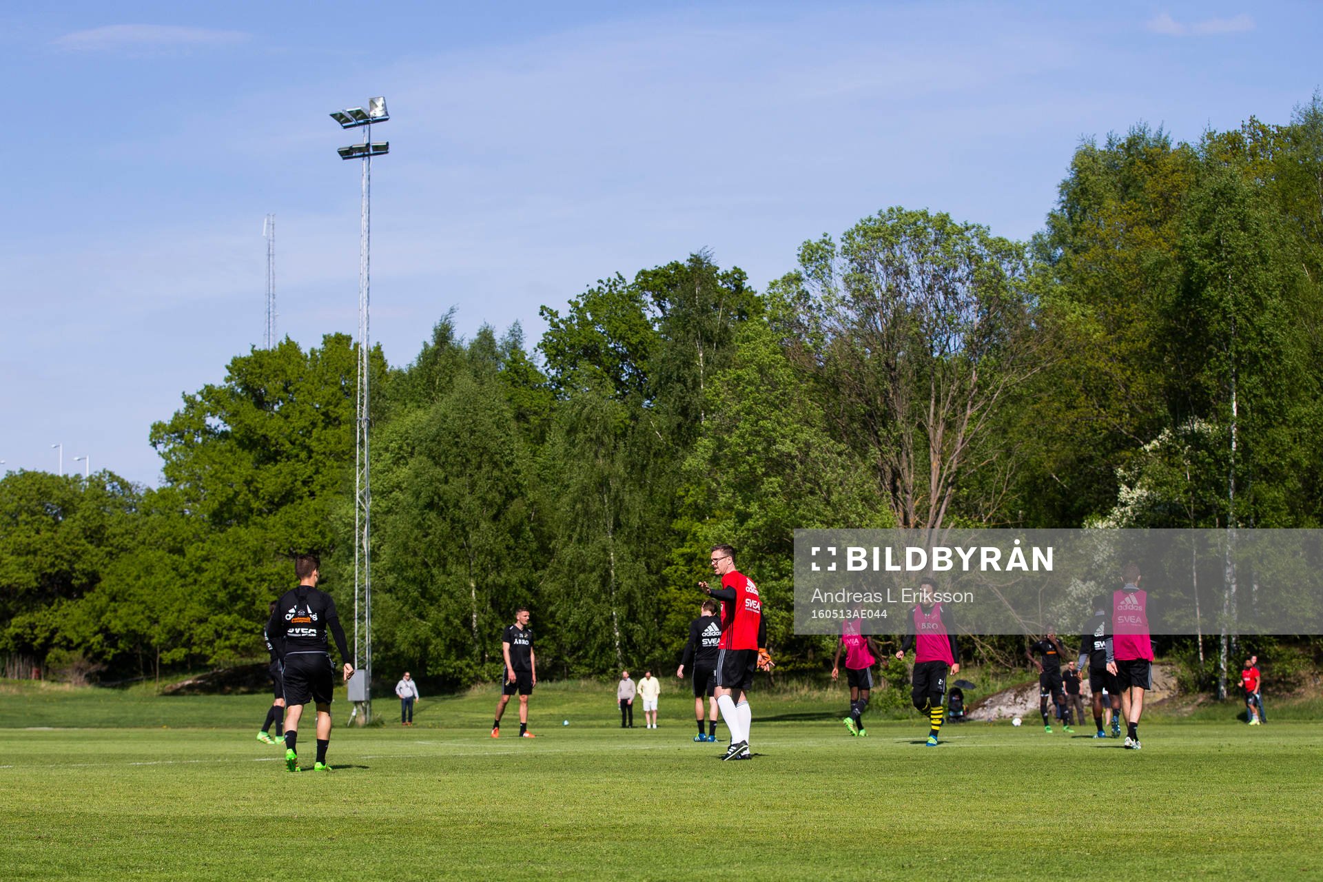 s tränare Rikard Norling  leder en träning med AIK