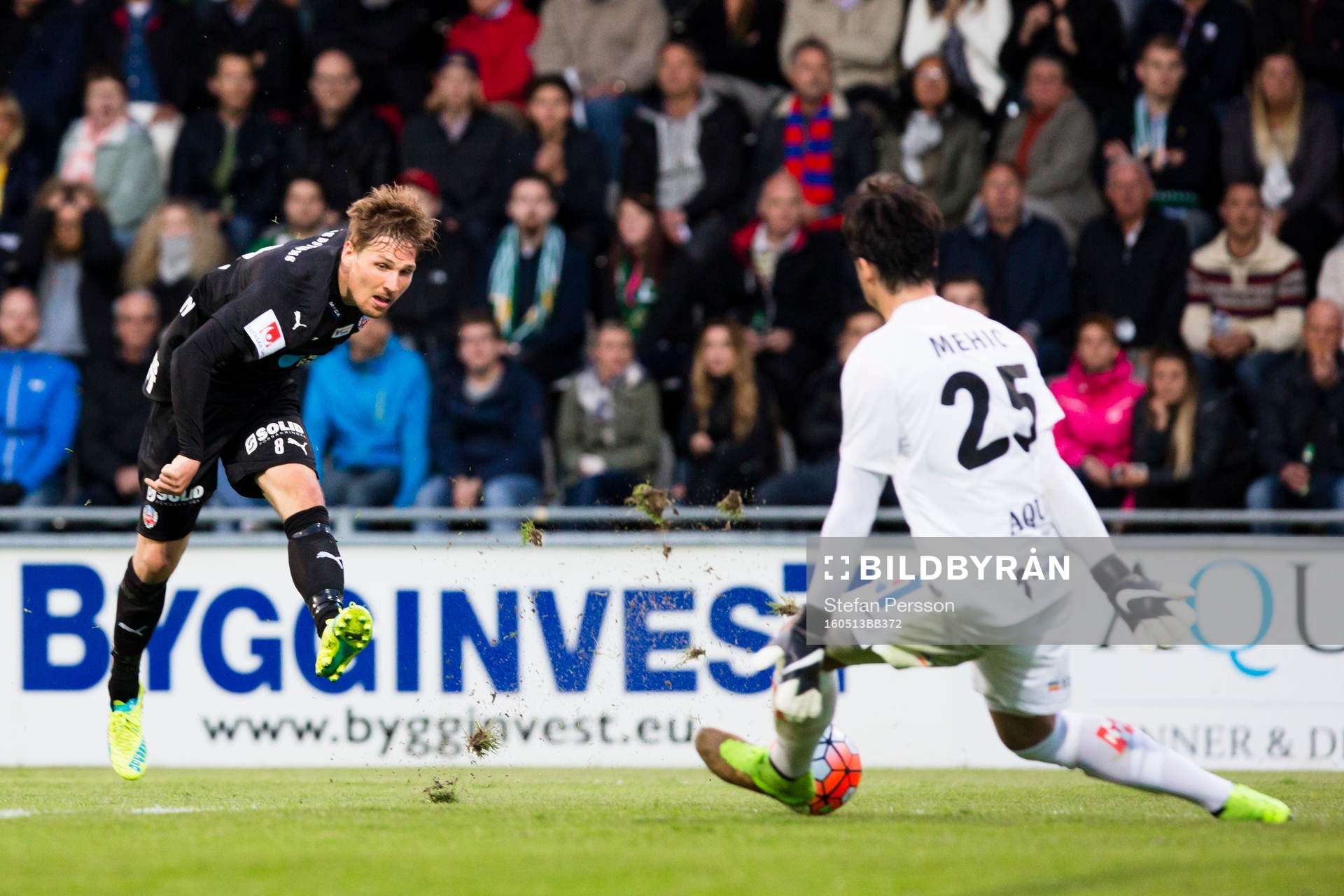 Helsingborgs Martin Christensen skjuter mot Jönköpings