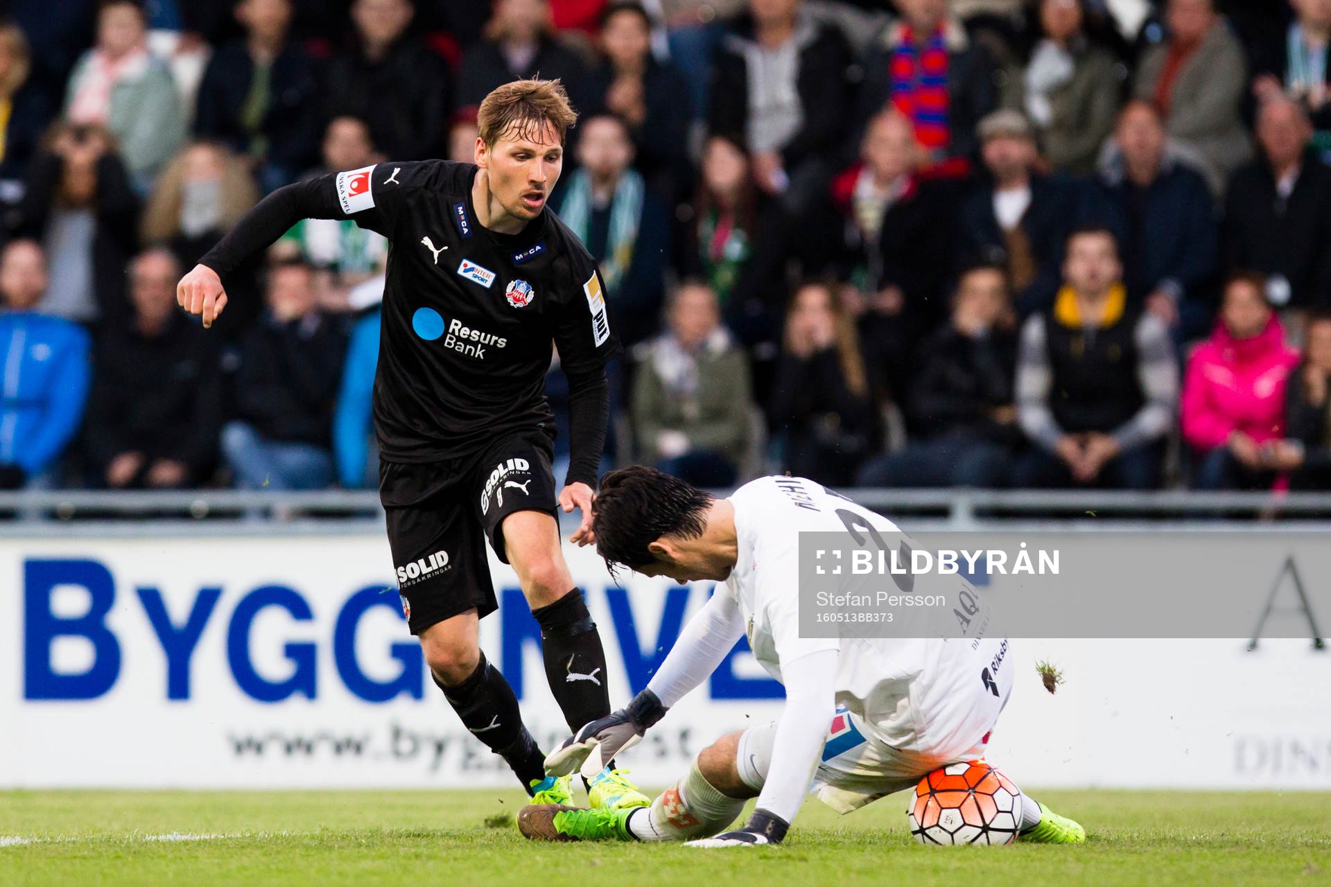 Helsingborgs Martin Christensen ser på när Jönköpings