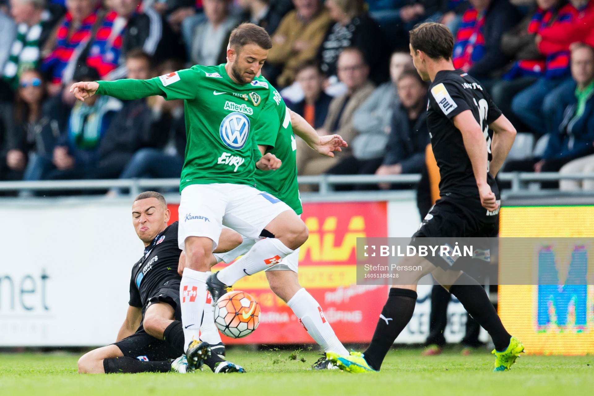 Helsingborgs Jordan Larsson tacklar Jönköpings Robert