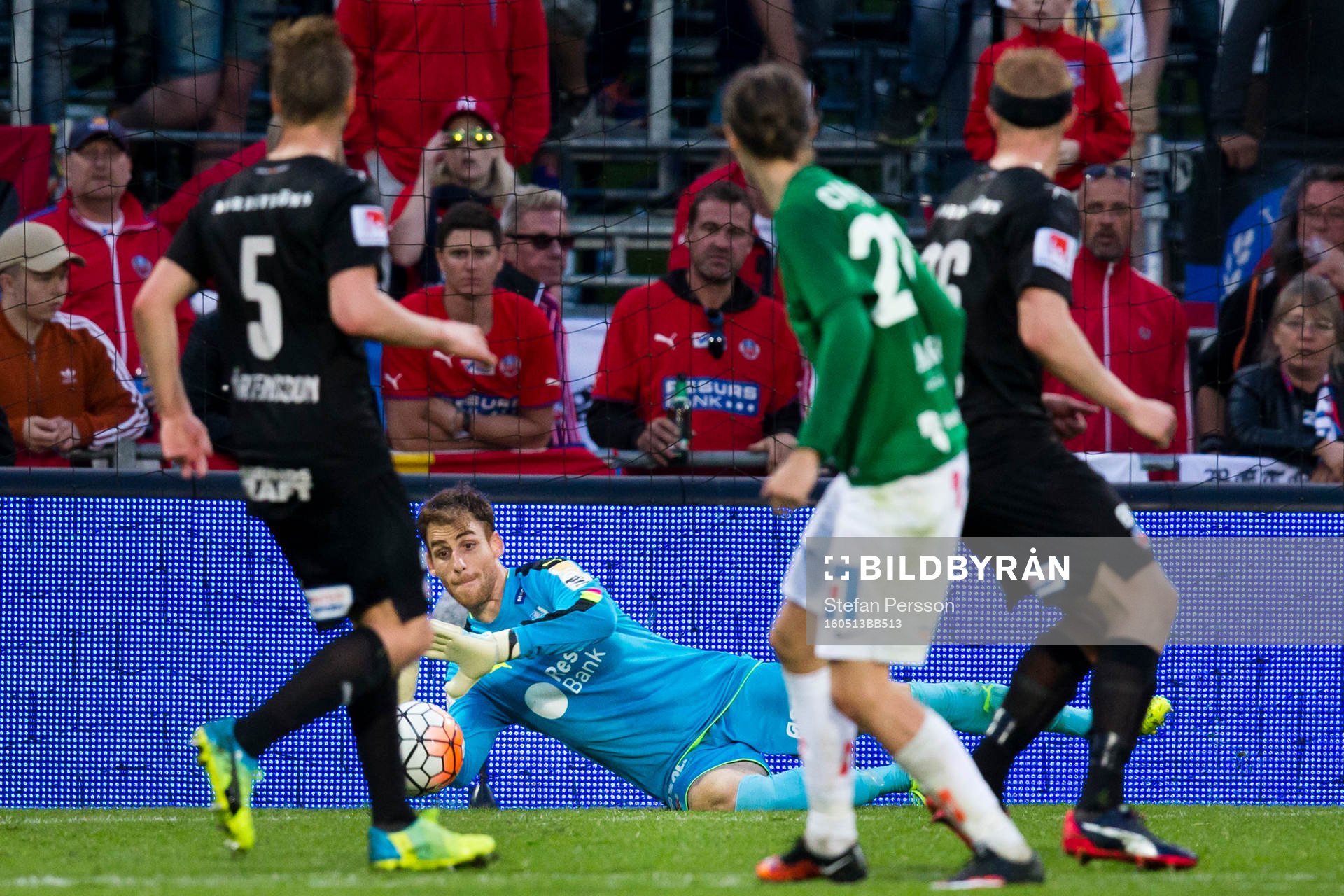 Helsingborgs målvakt Tomer Chencinski räddar skott från