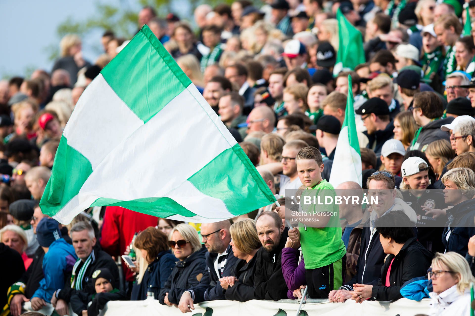 Ung supporter med flagga