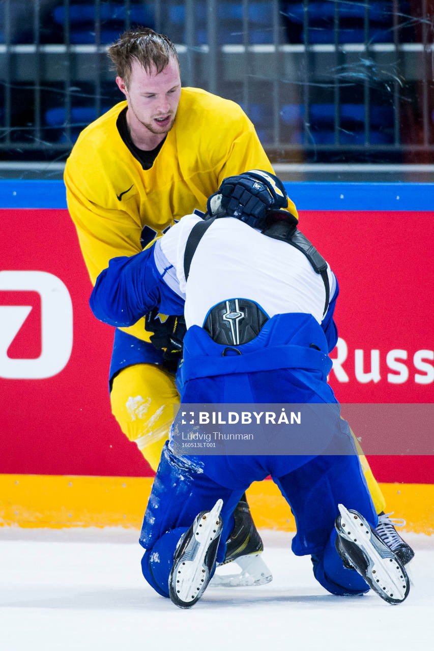 Sveriges Martin Lundberg och Adam Larsson brottas