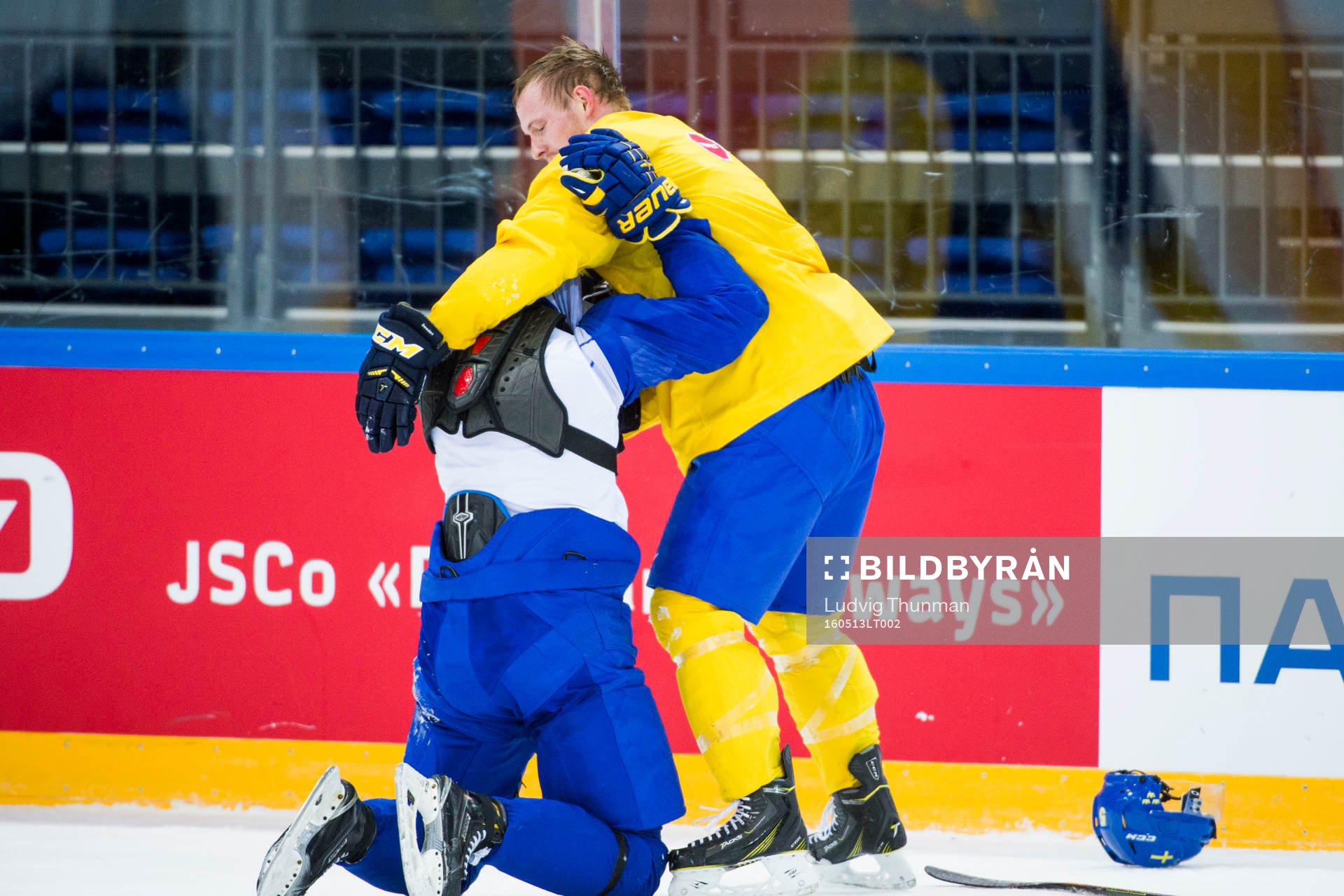 Sveriges Martin Lundberg och Adam Larsson brottas