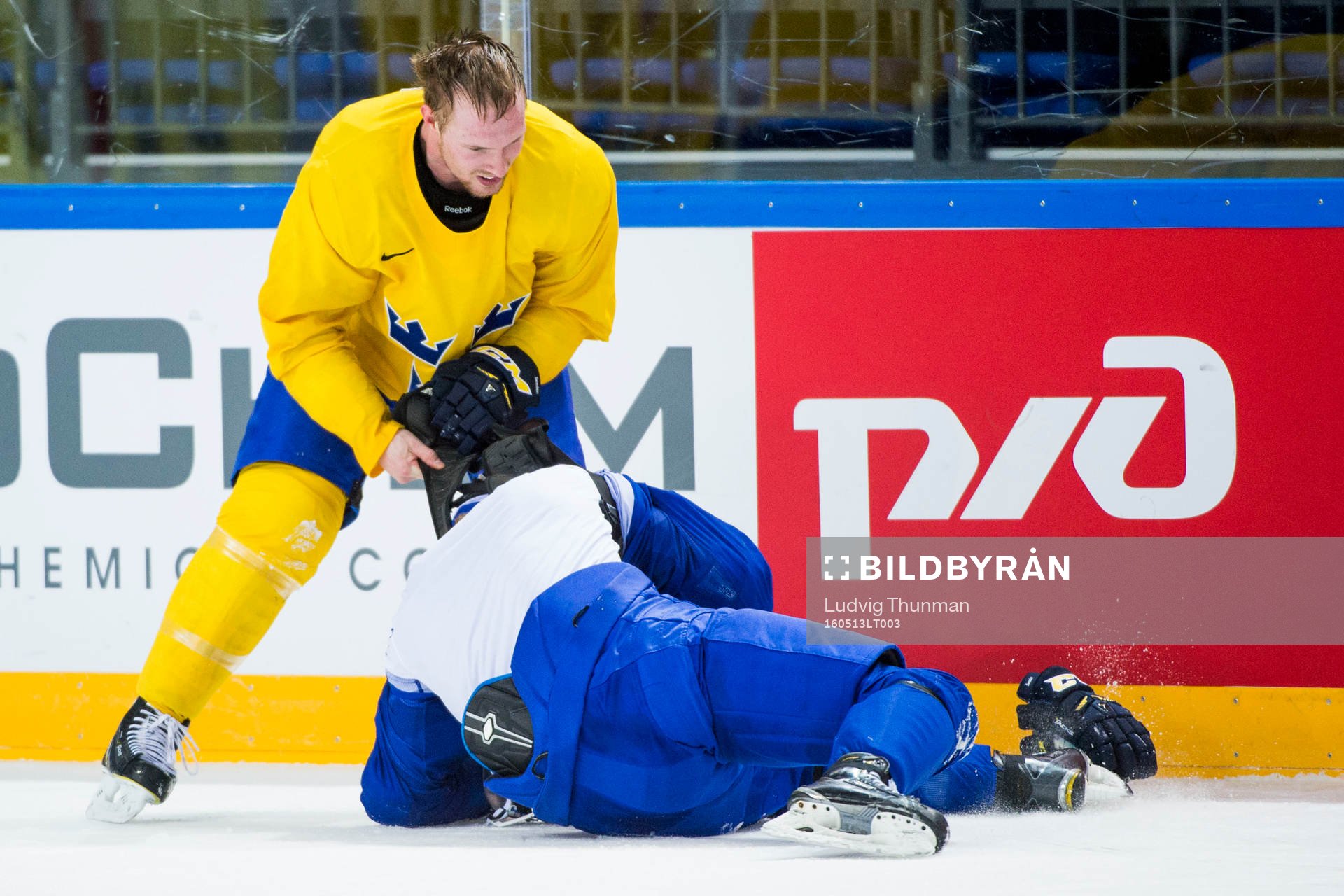 Sveriges Martin Lundberg och Adam Larsson brottas
