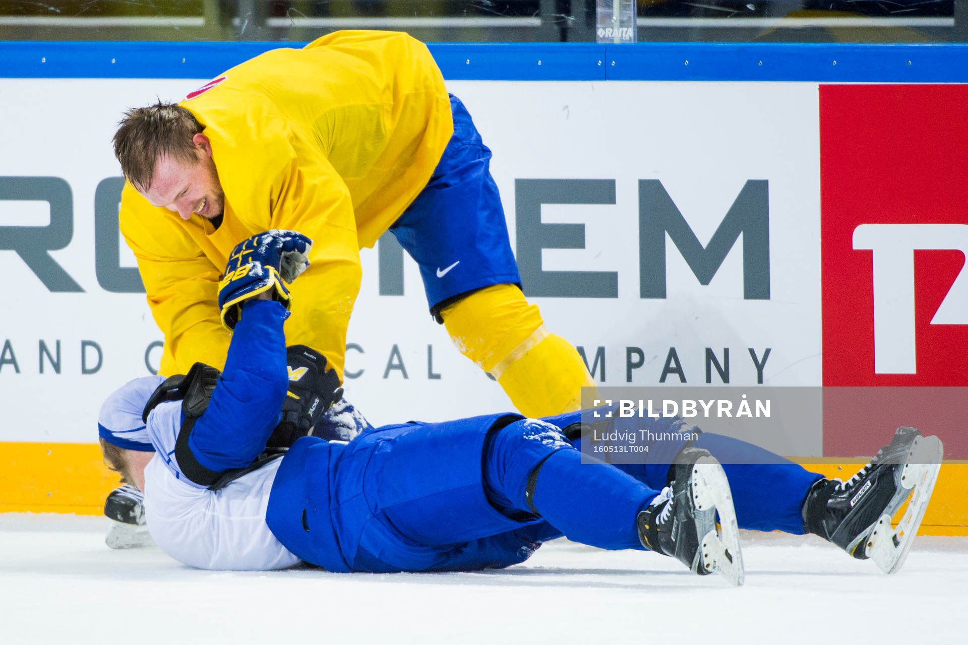 Sveriges Martin Lundberg och Adam Larsson brottas
