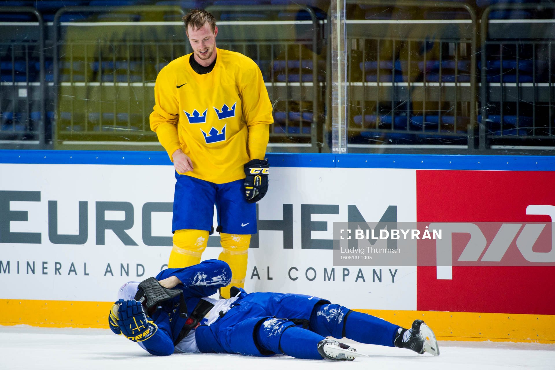 Sveriges Martin Lundberg och Adam Larsson brottas