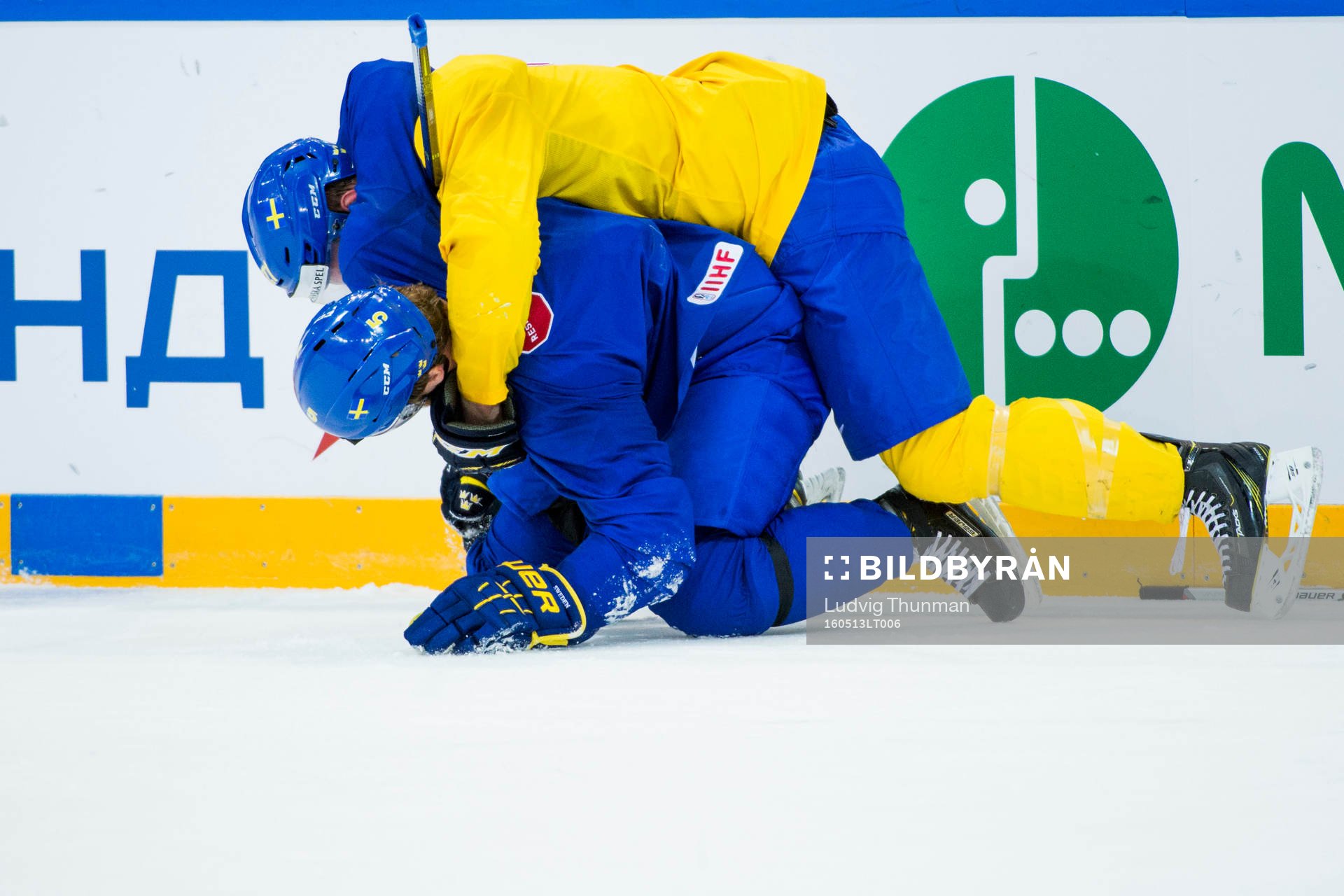 Sveriges Martin Lundberg och Adam Larsson brottas