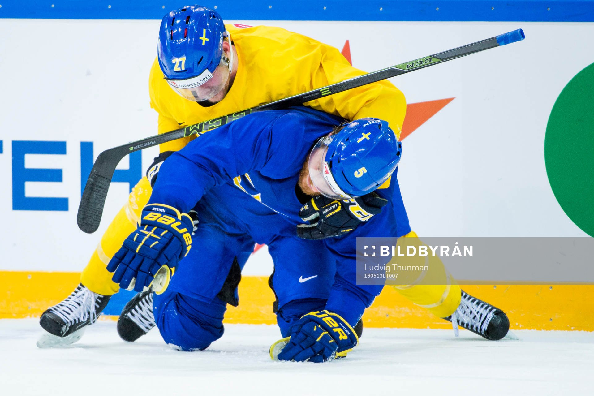 Sveriges Martin Lundberg och Adam Larsson brottas