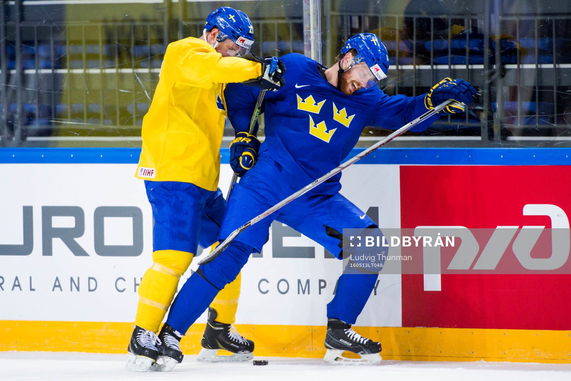 Sveriges Martin Lundberg och Adam Larsson brottas
