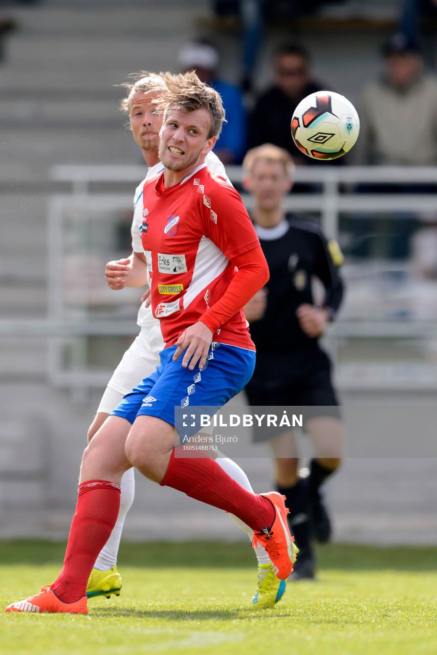 Höganäs Måns Carlsen under fotbollsmatchen i divison 2 mellan Höganäs och Helsingborgs IF Akademi den 14 maj 2016 i Höganäs.