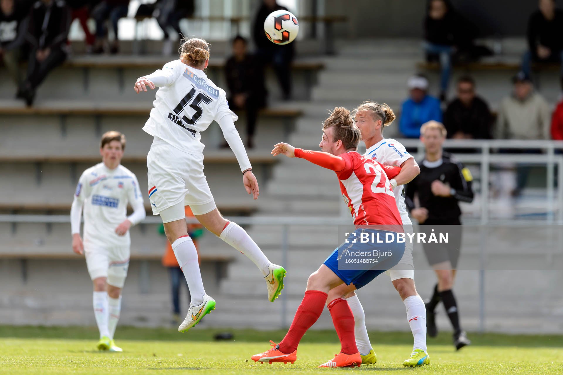 Helsingborgs Charlie Weberg nekar undan bollen framför