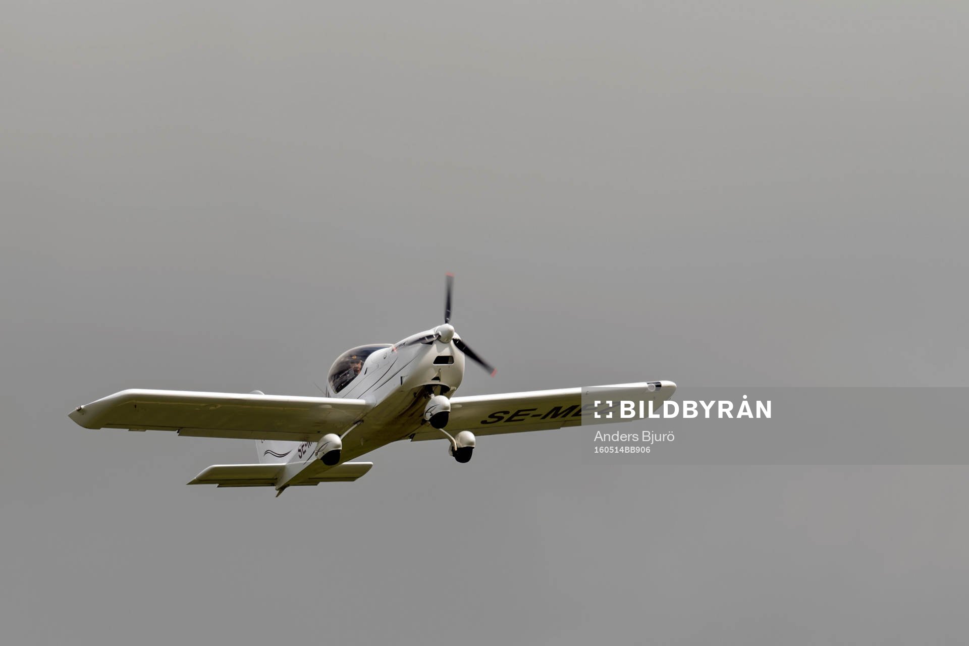 Ett flygplan lyfter över planen